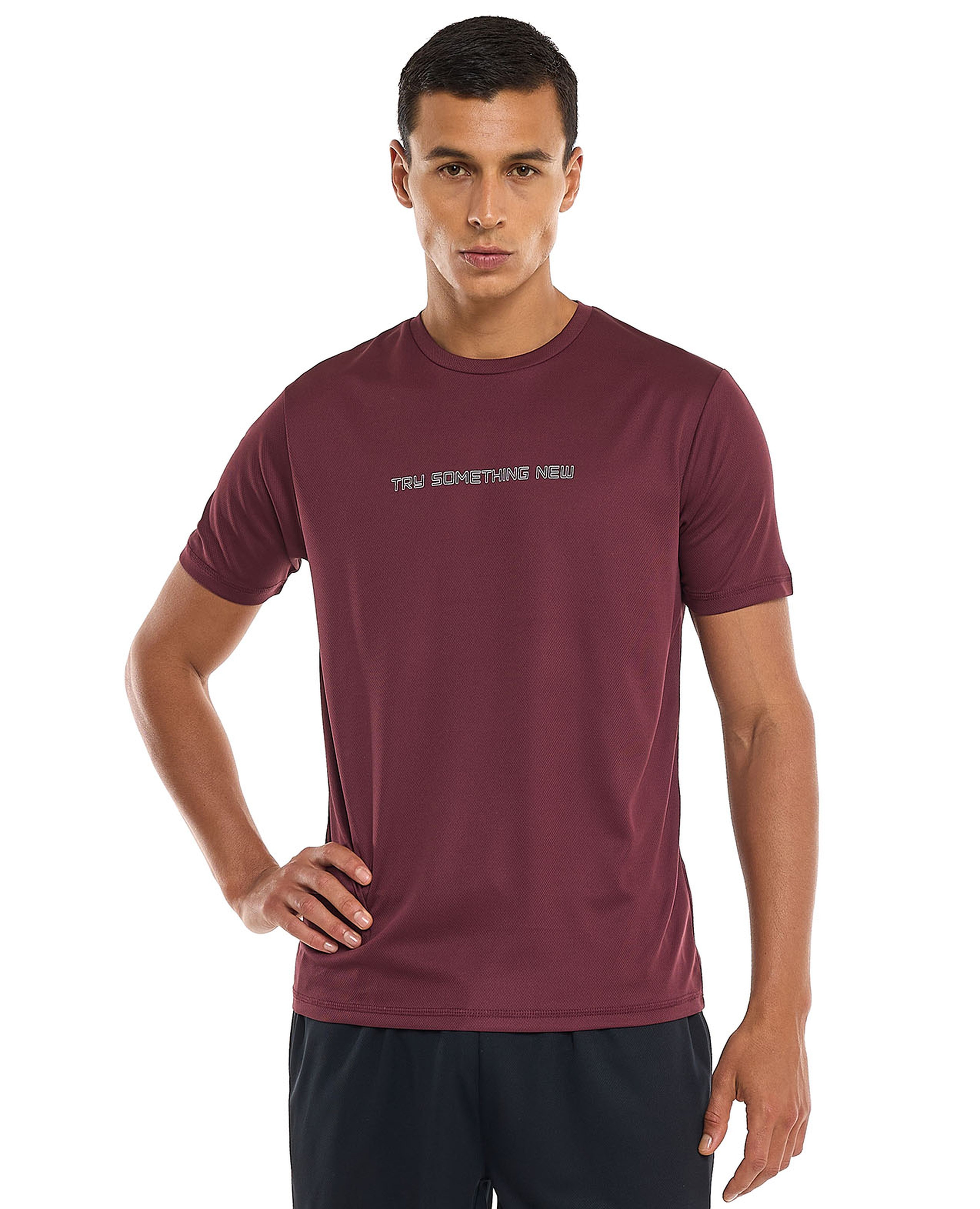 تيشيرت رياضي بأكمام قصيرة ورقبة مستديرة بطبعة