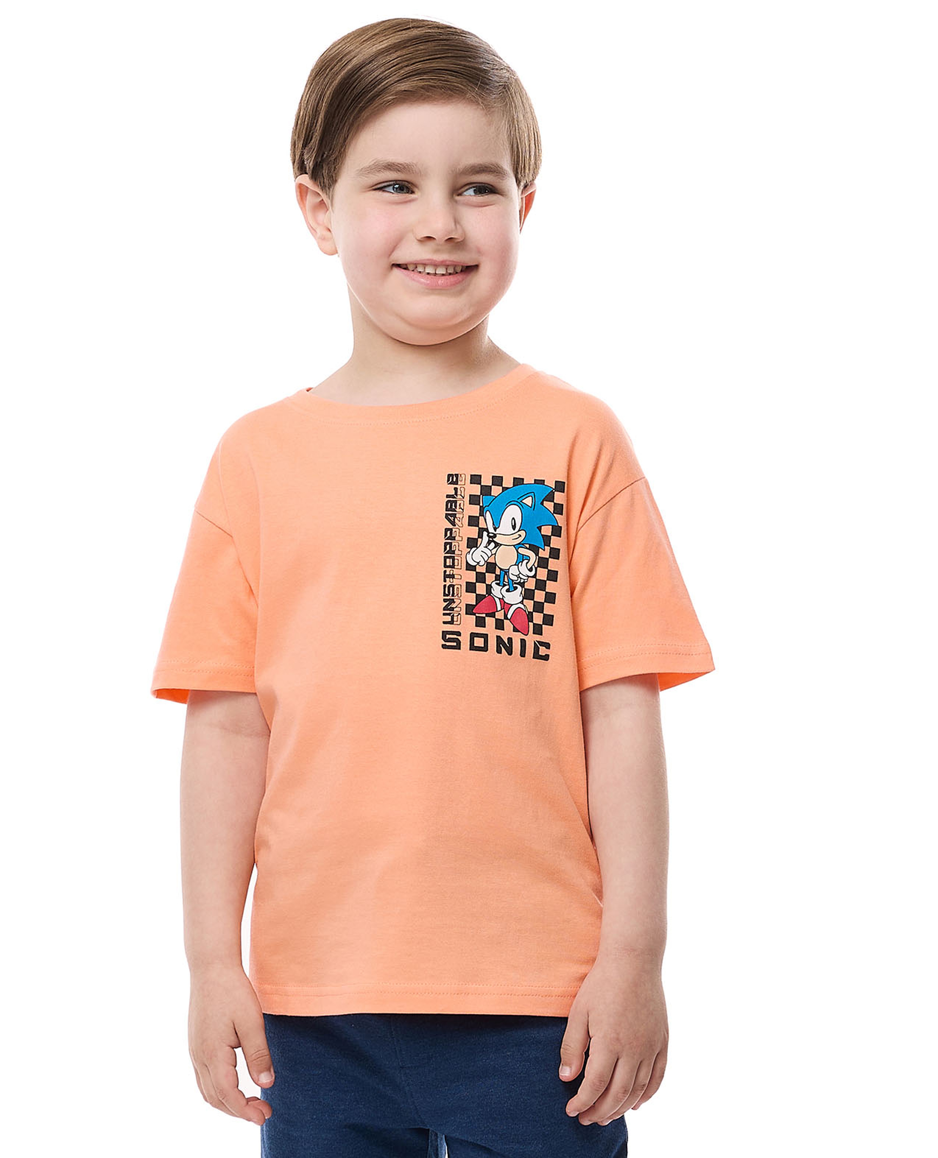 تيشيرت بياقة مستديرة وأكمام قصيرة وطبعة