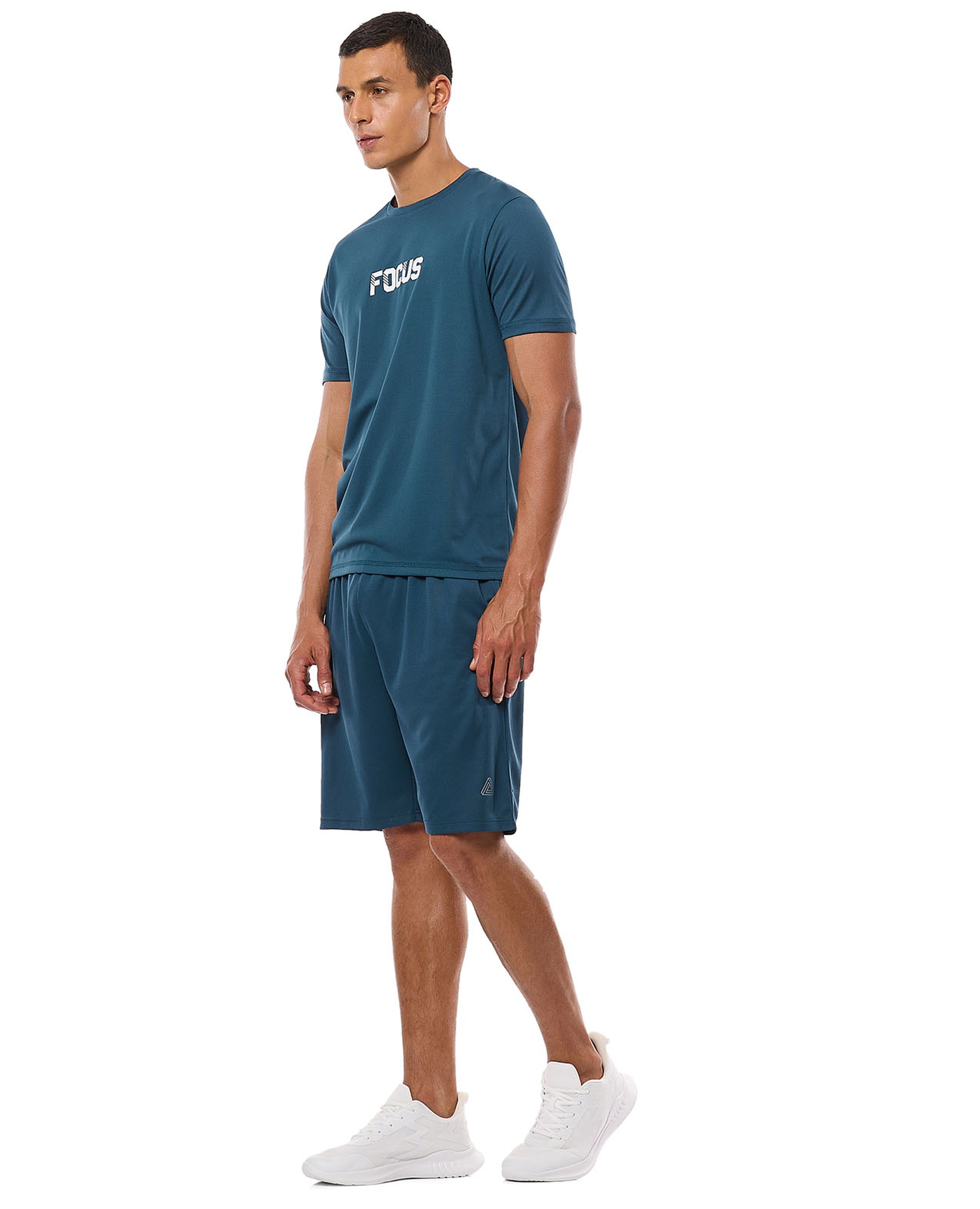 شورت برباط على الخصر