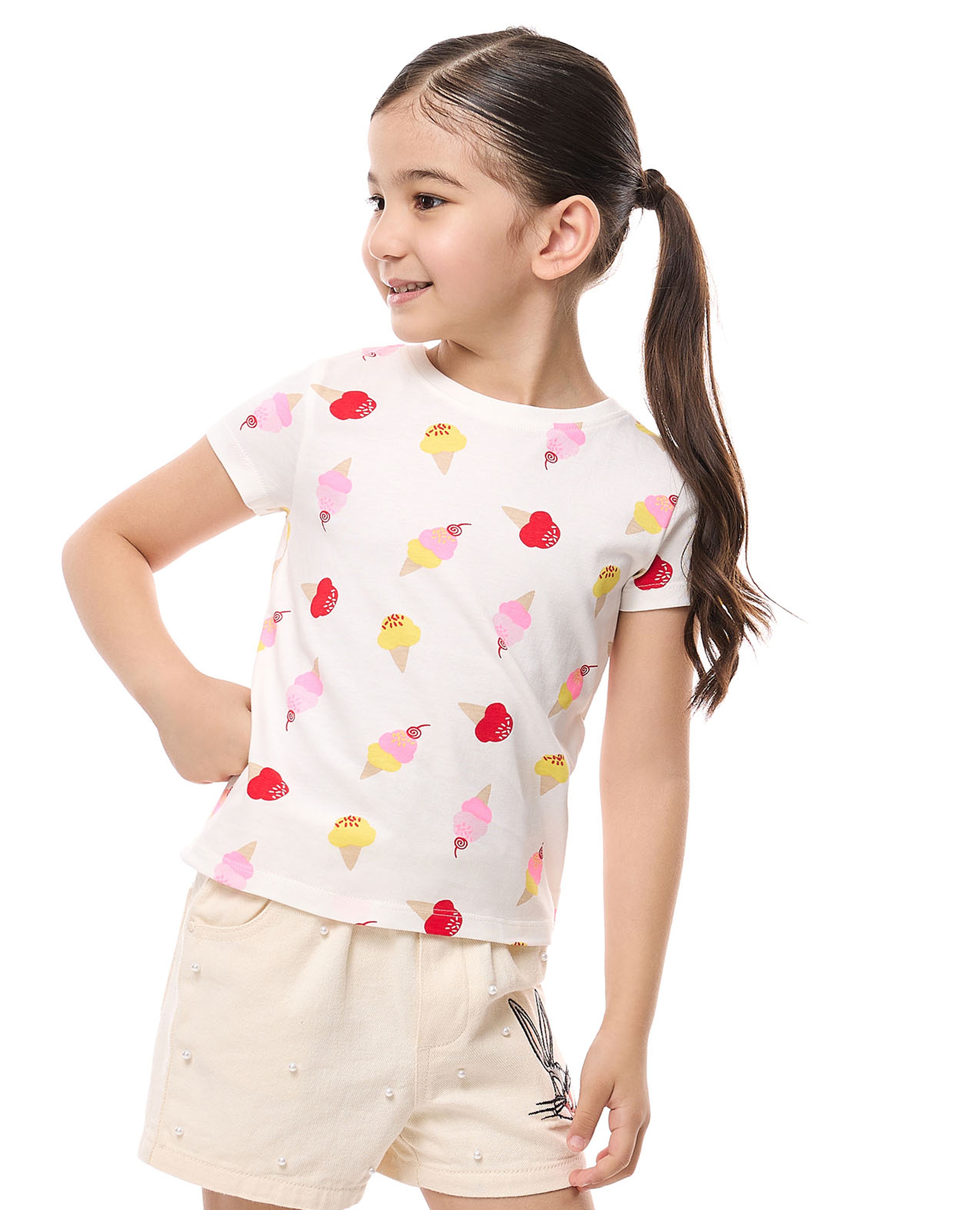 تيشيرت بياقة مستديرة وأكمام قصيرة وطبعة