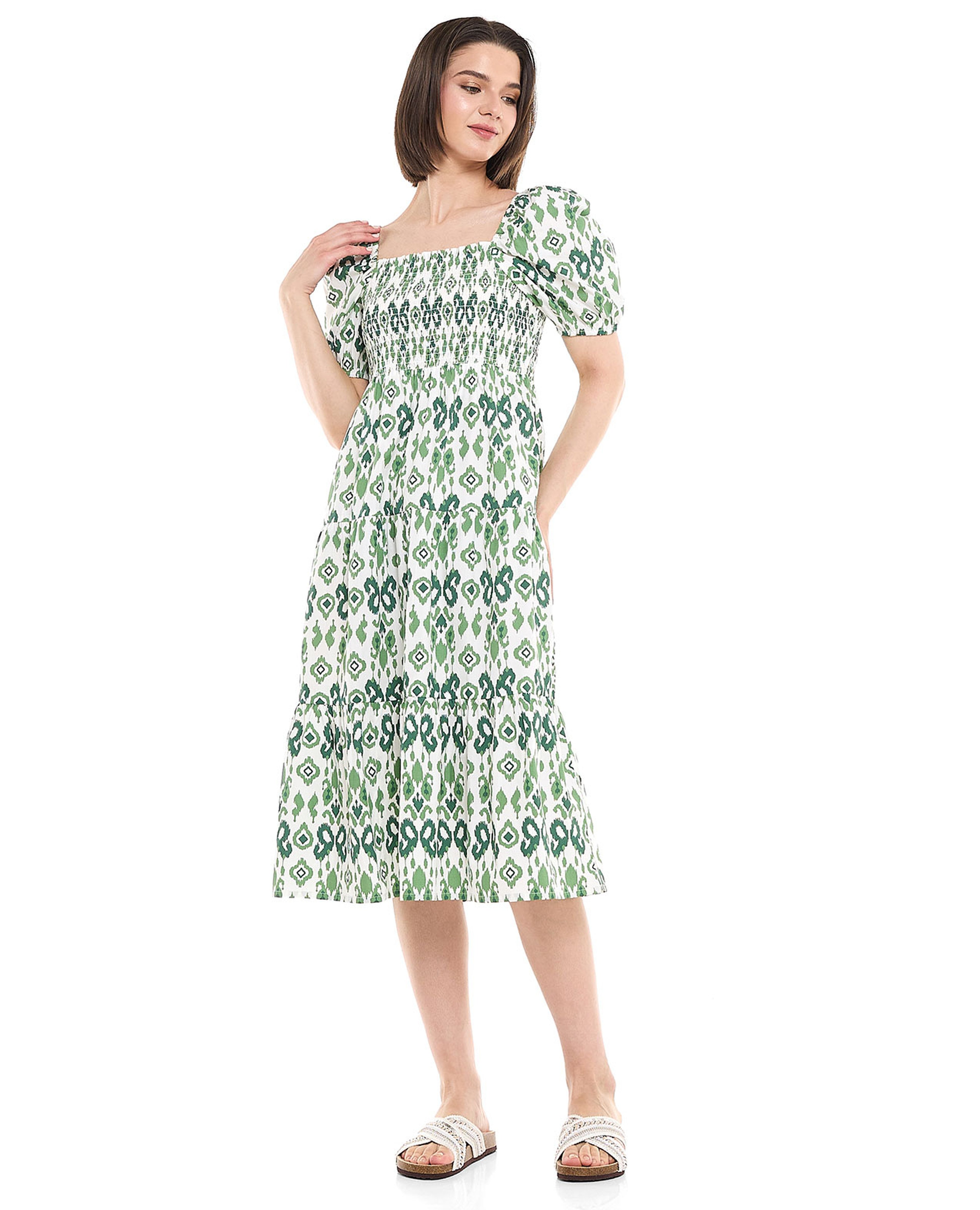 فستان ميدي بطبعة وياقة مربعة وأكمام باف