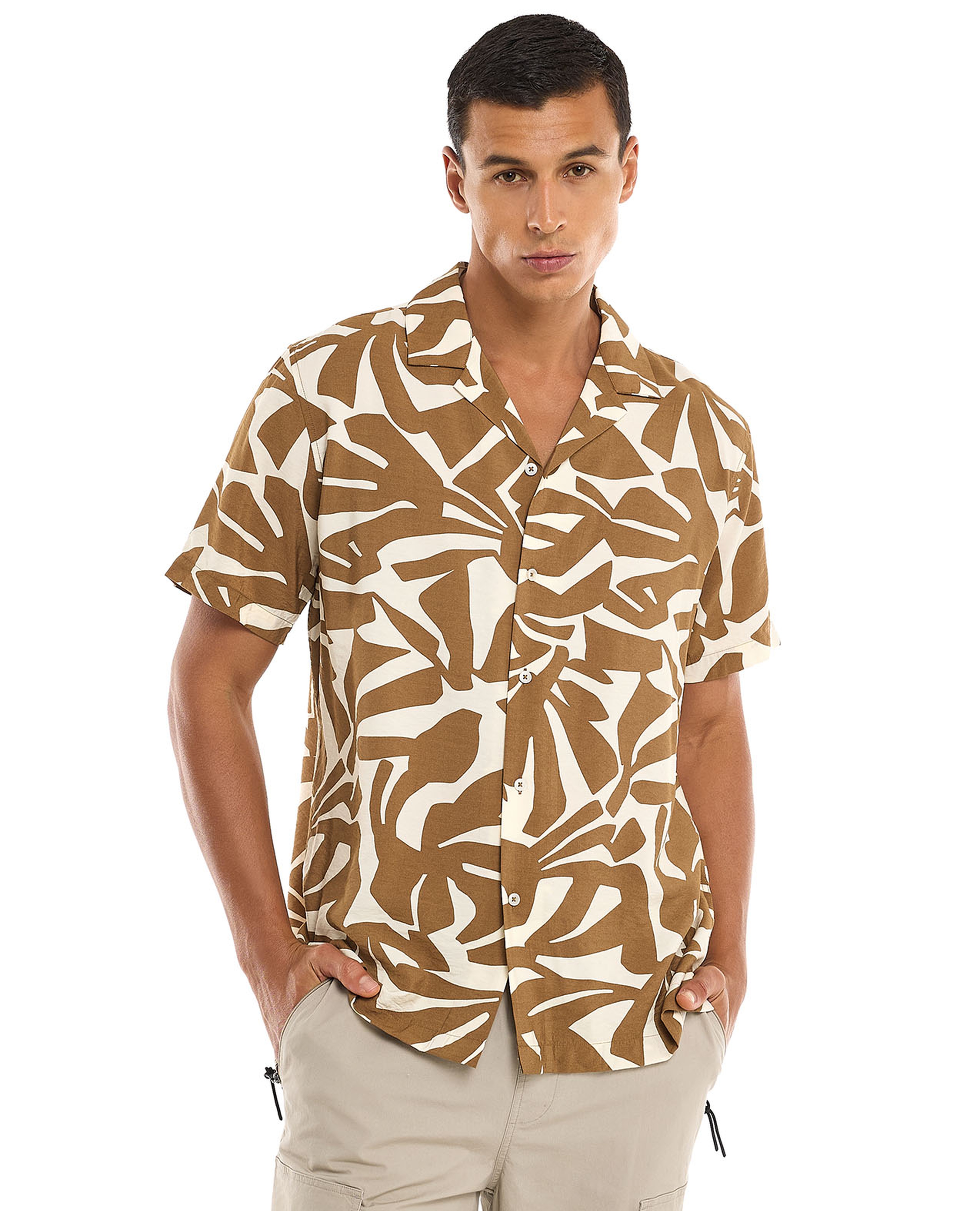 قميص بأكمام قصيرة وياقة ريفر بطبعة