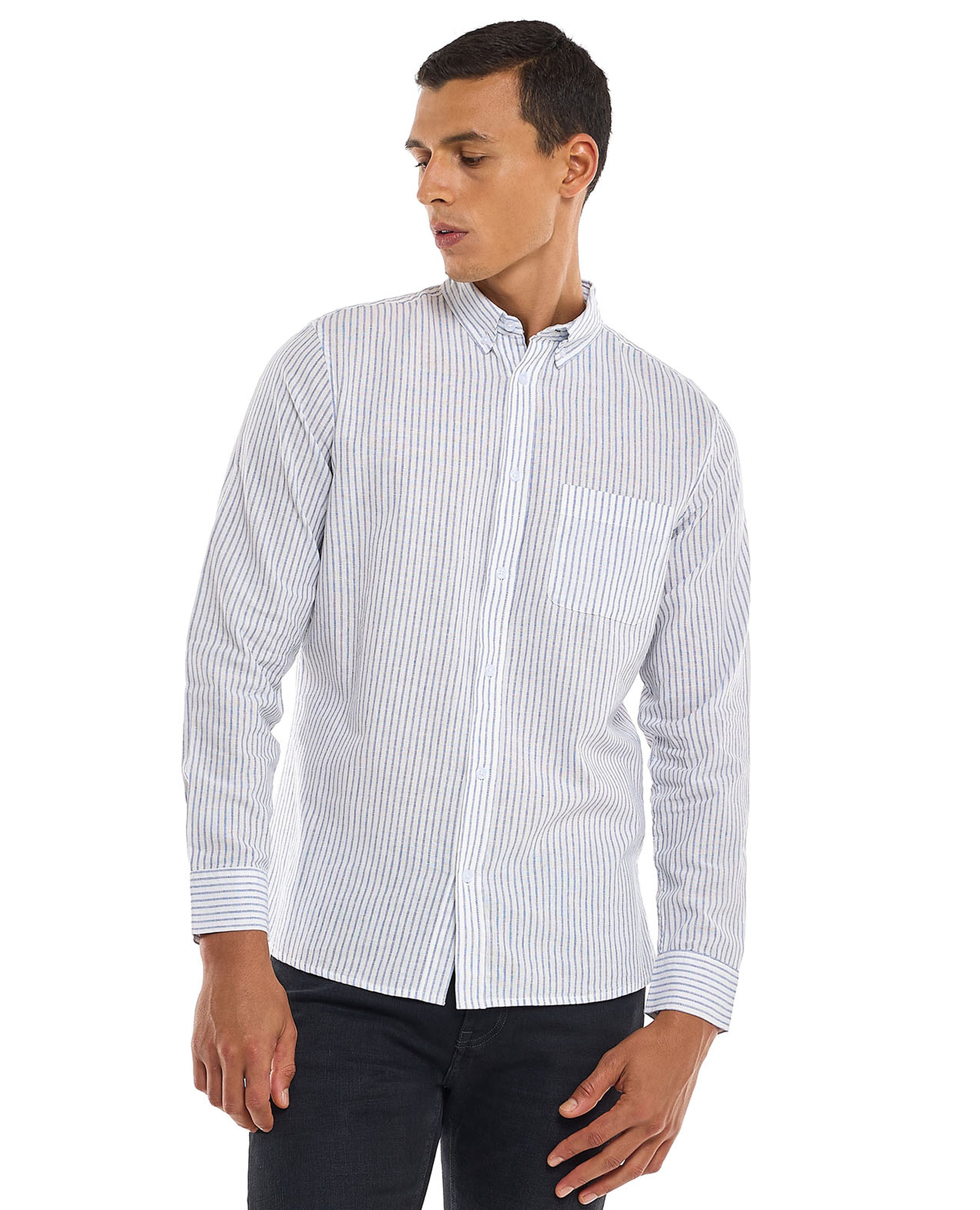 قميص مخطط بأكمام طويلة وياقة بأزرار