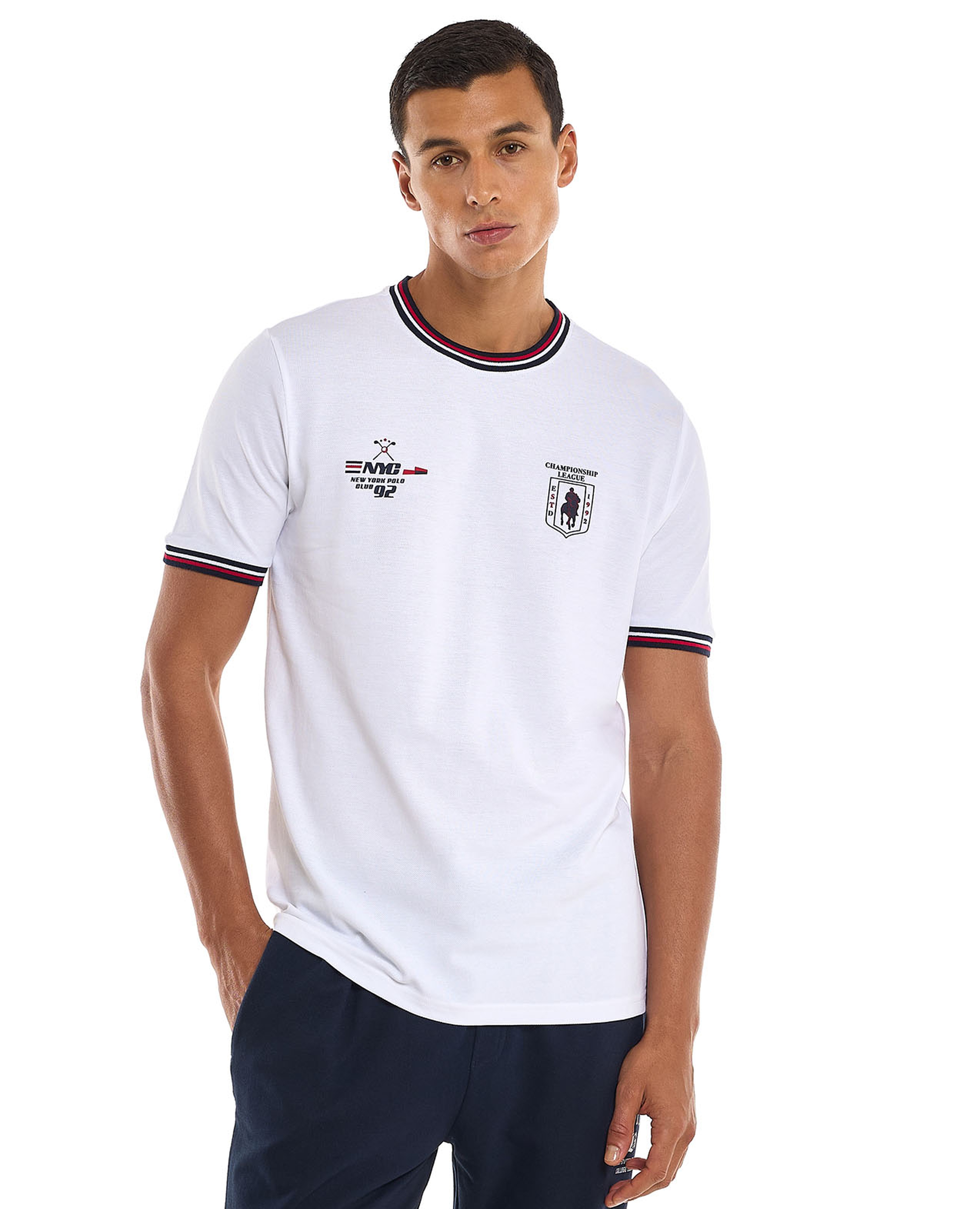 تيشيرت بياقة مستديرة وأكمام قصيرة وطبعة