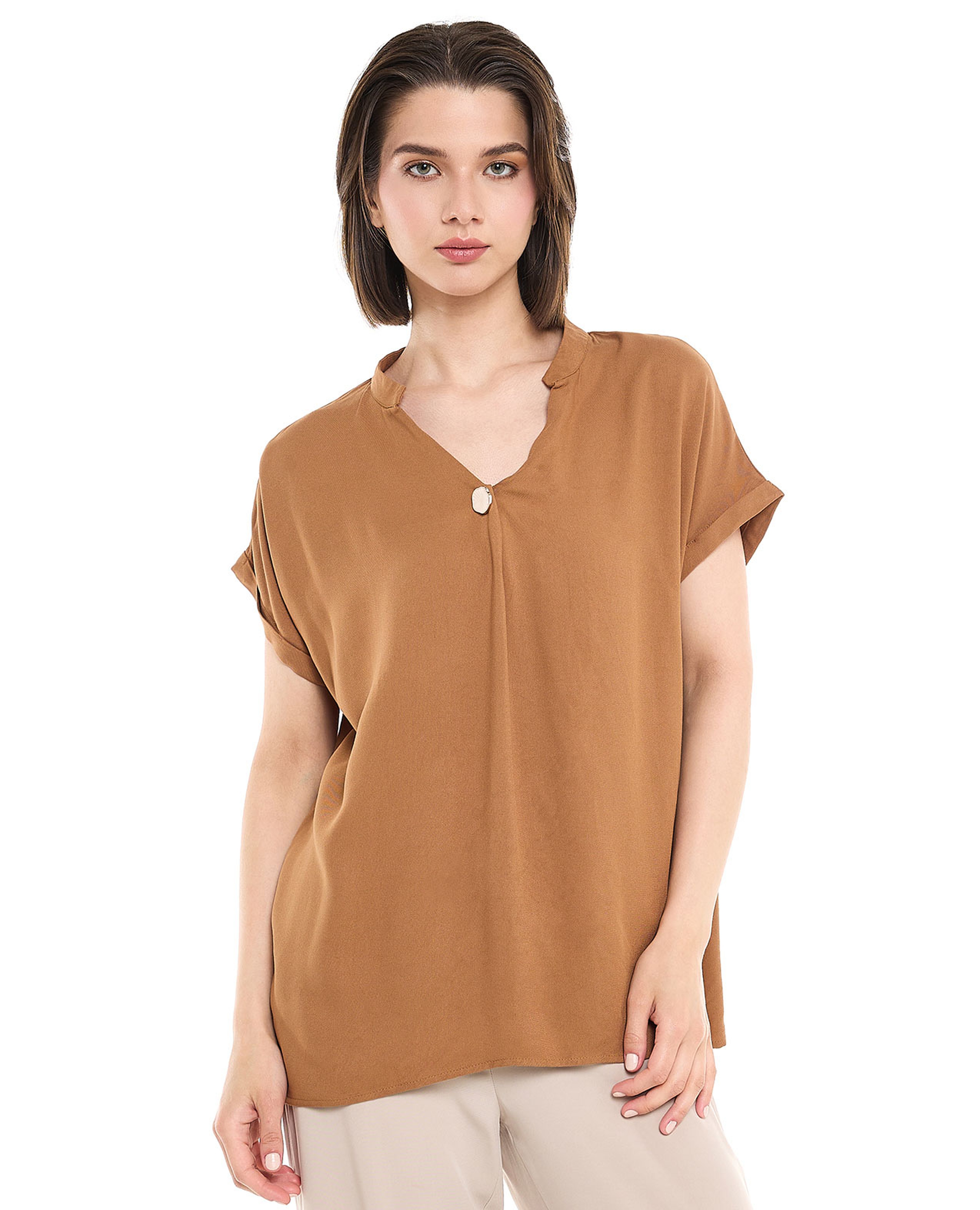 توب بأزرار وياقة واقفة وأكمام قصيرة