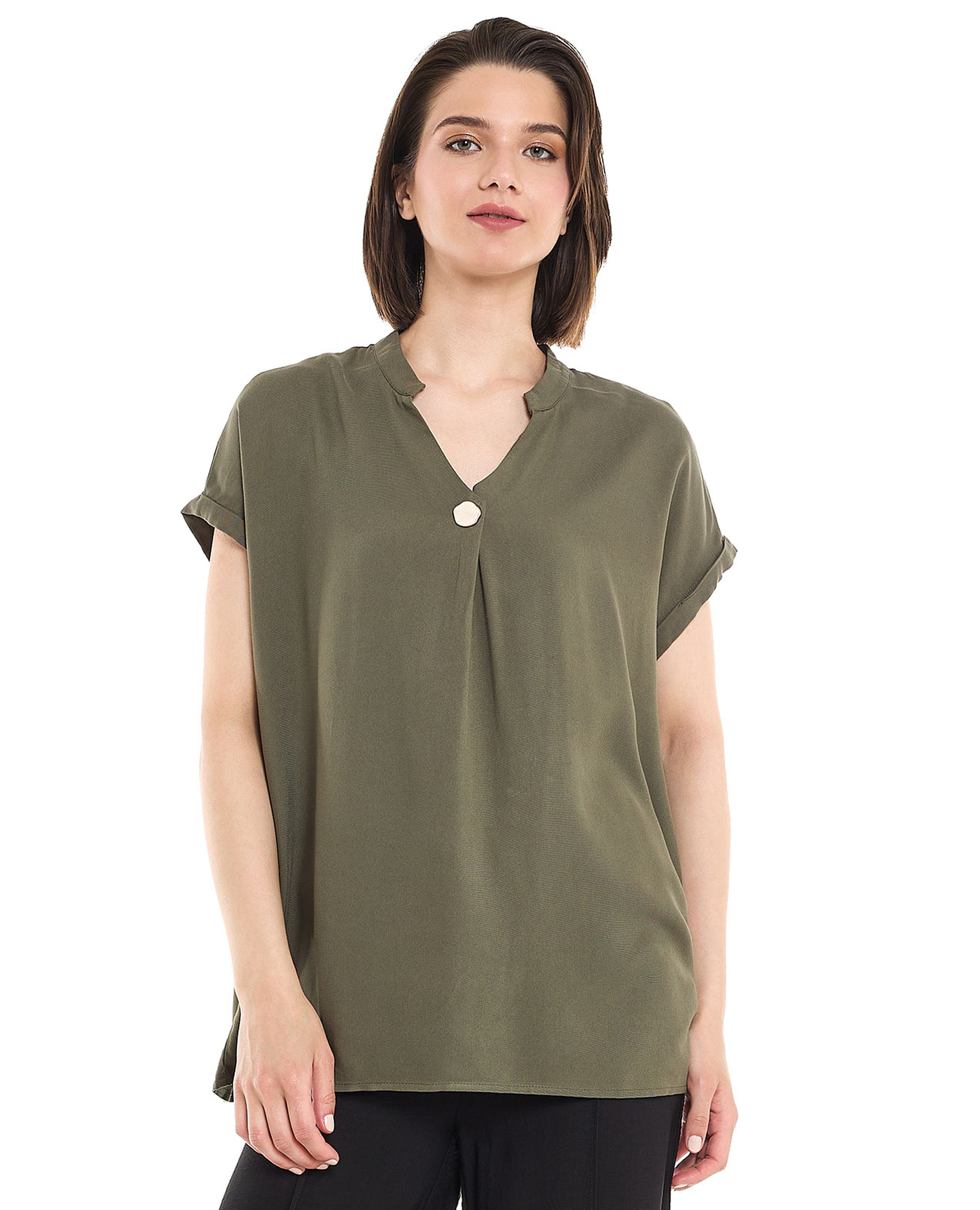 توب بأزرار وياقة واقفة وأكمام قصيرة