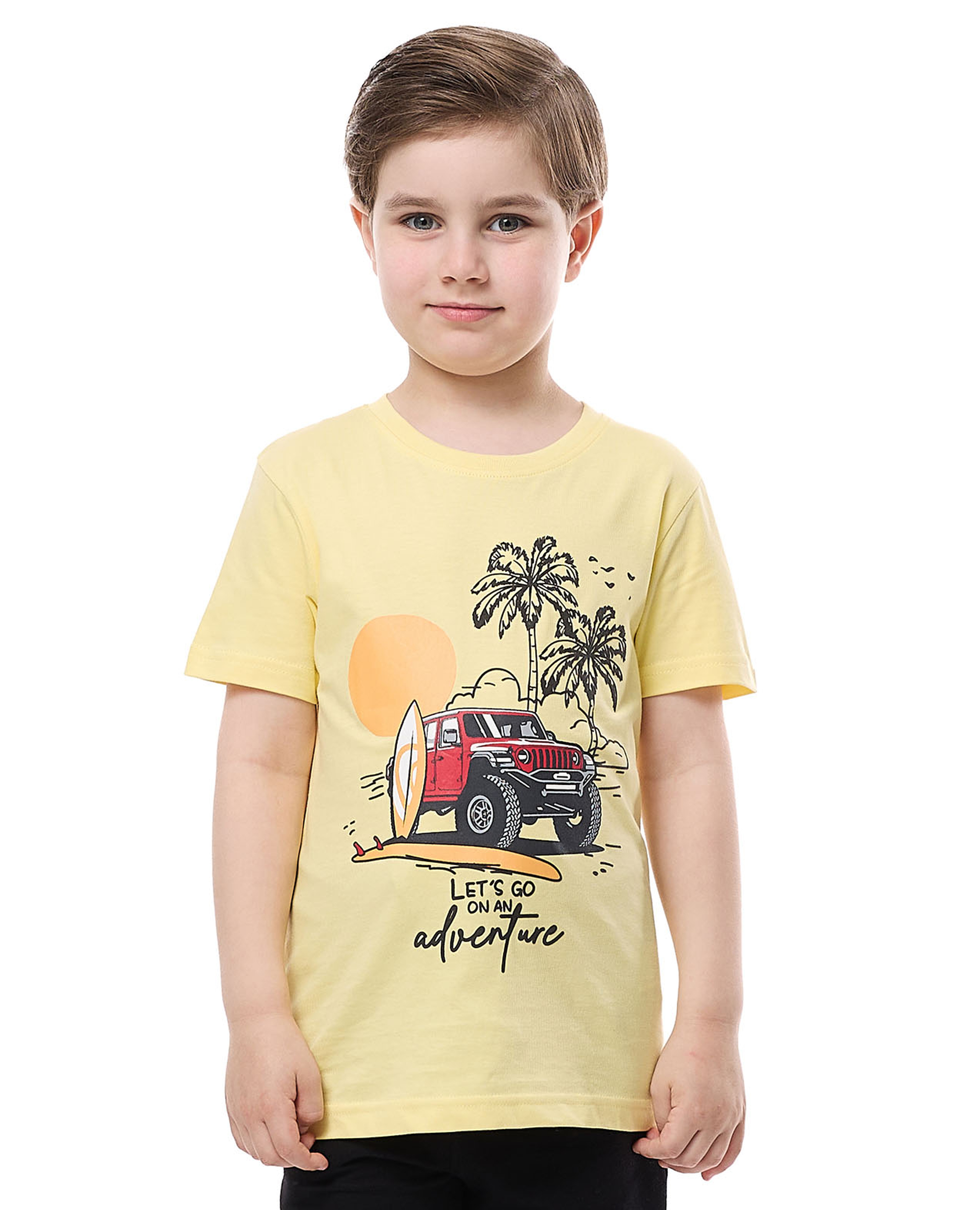 تيشيرت بياقة مستديرة وأكمام قصيرة وطبعة