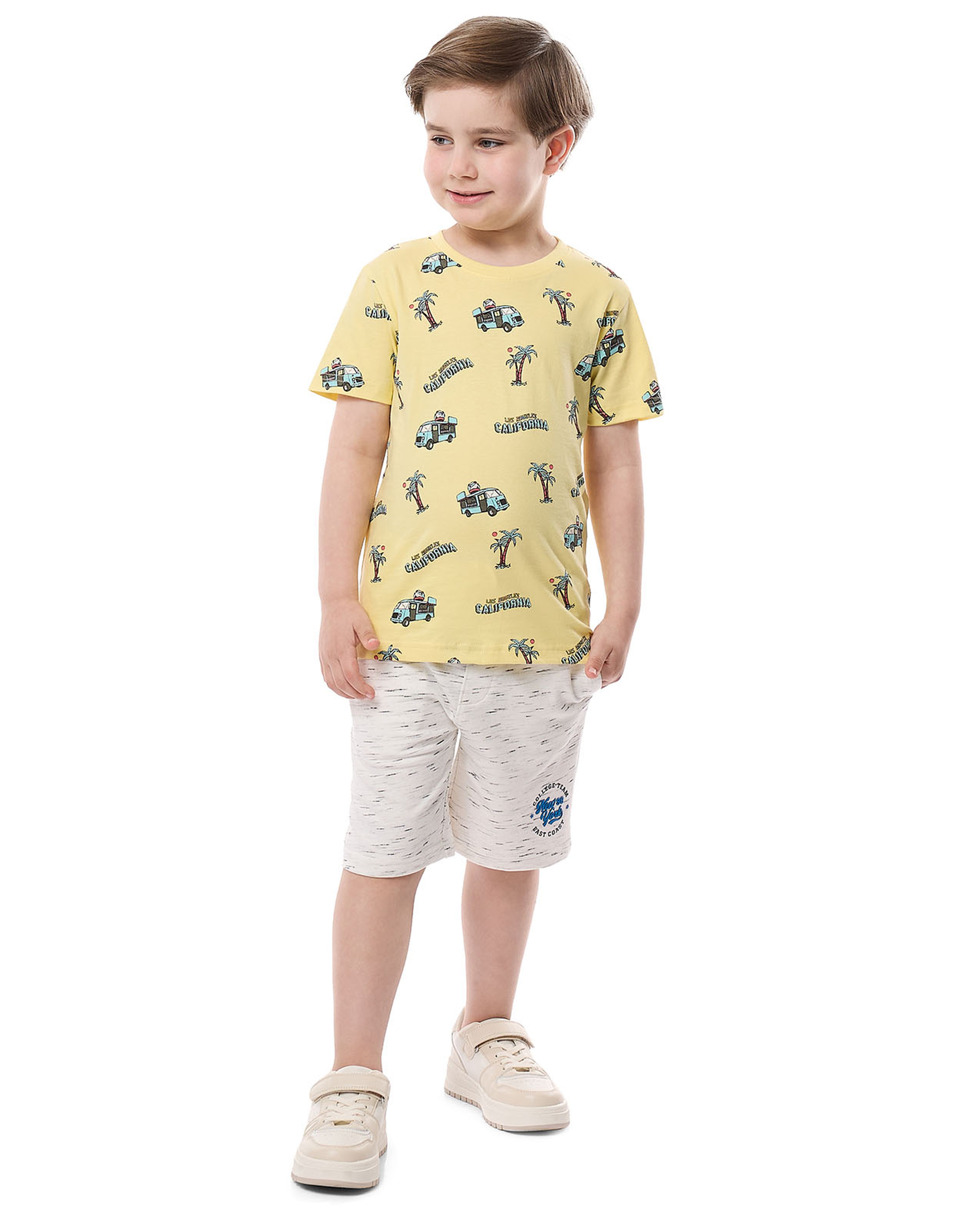 تيشيرت بياقة مستديرة وأكمام قصيرة وطبعة