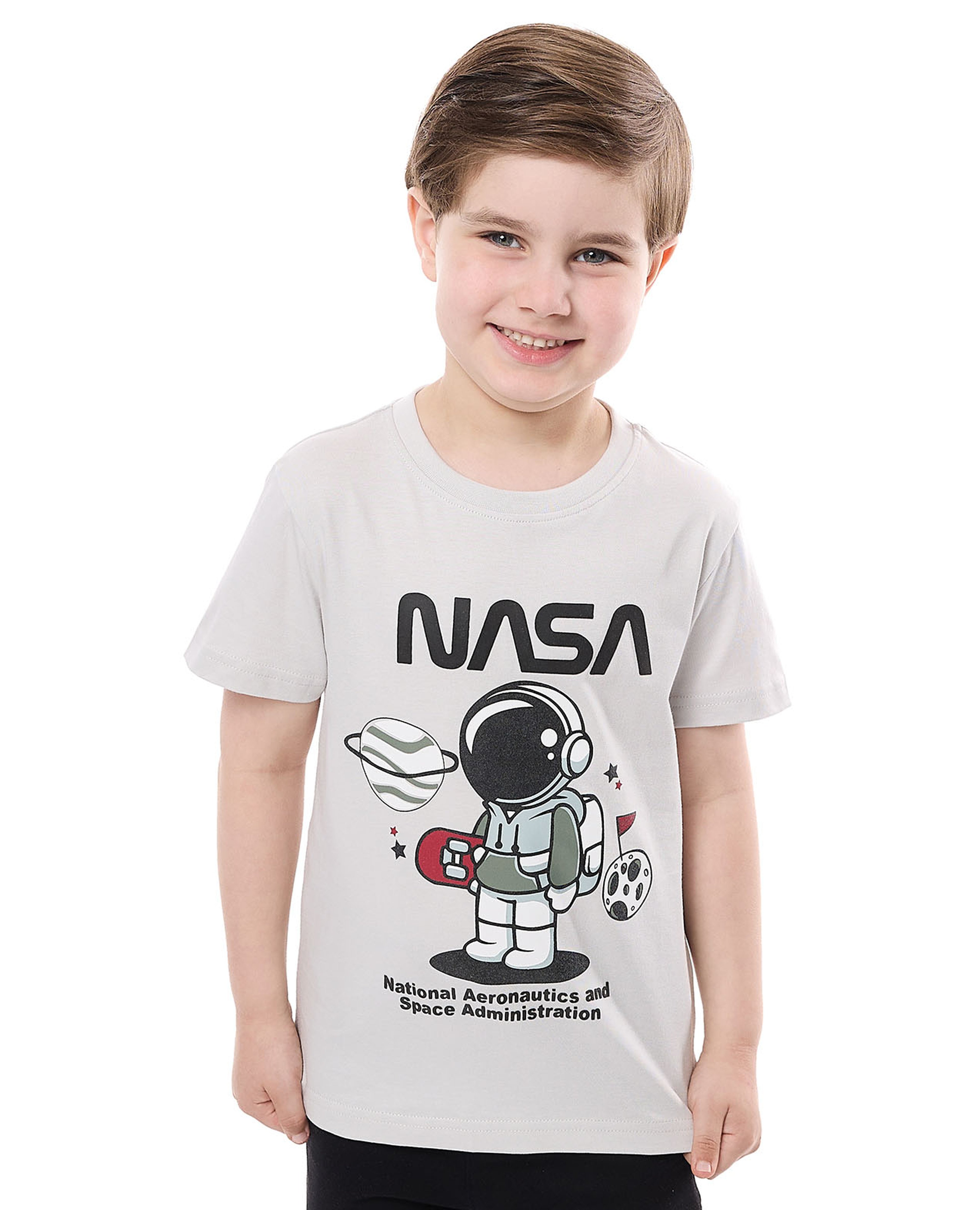 تيشيرت بياقة مستديرة وأكمام قصيرة وطبعة