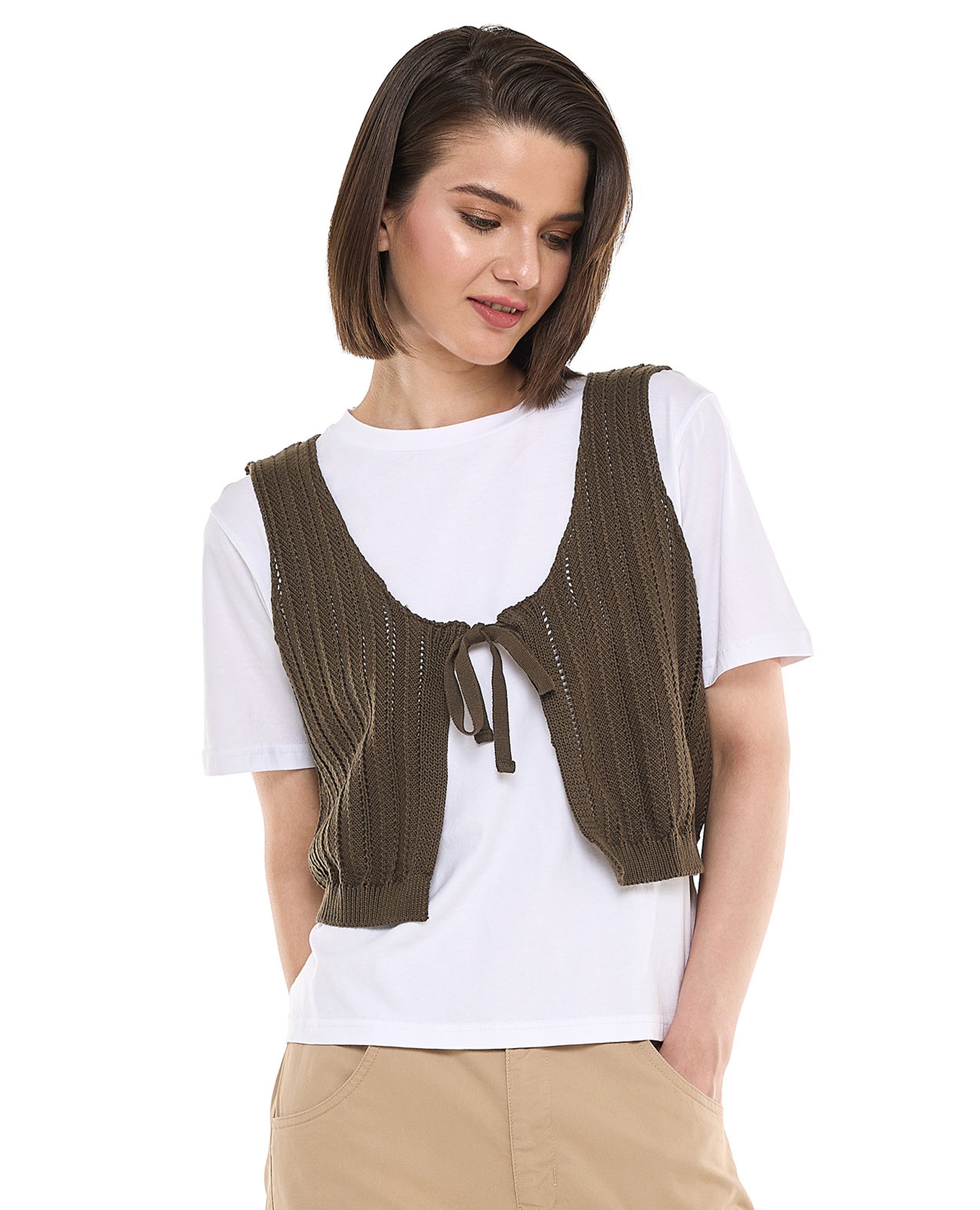 تيشيرت فيست بياقة مستديرة وأكمام قصيرة