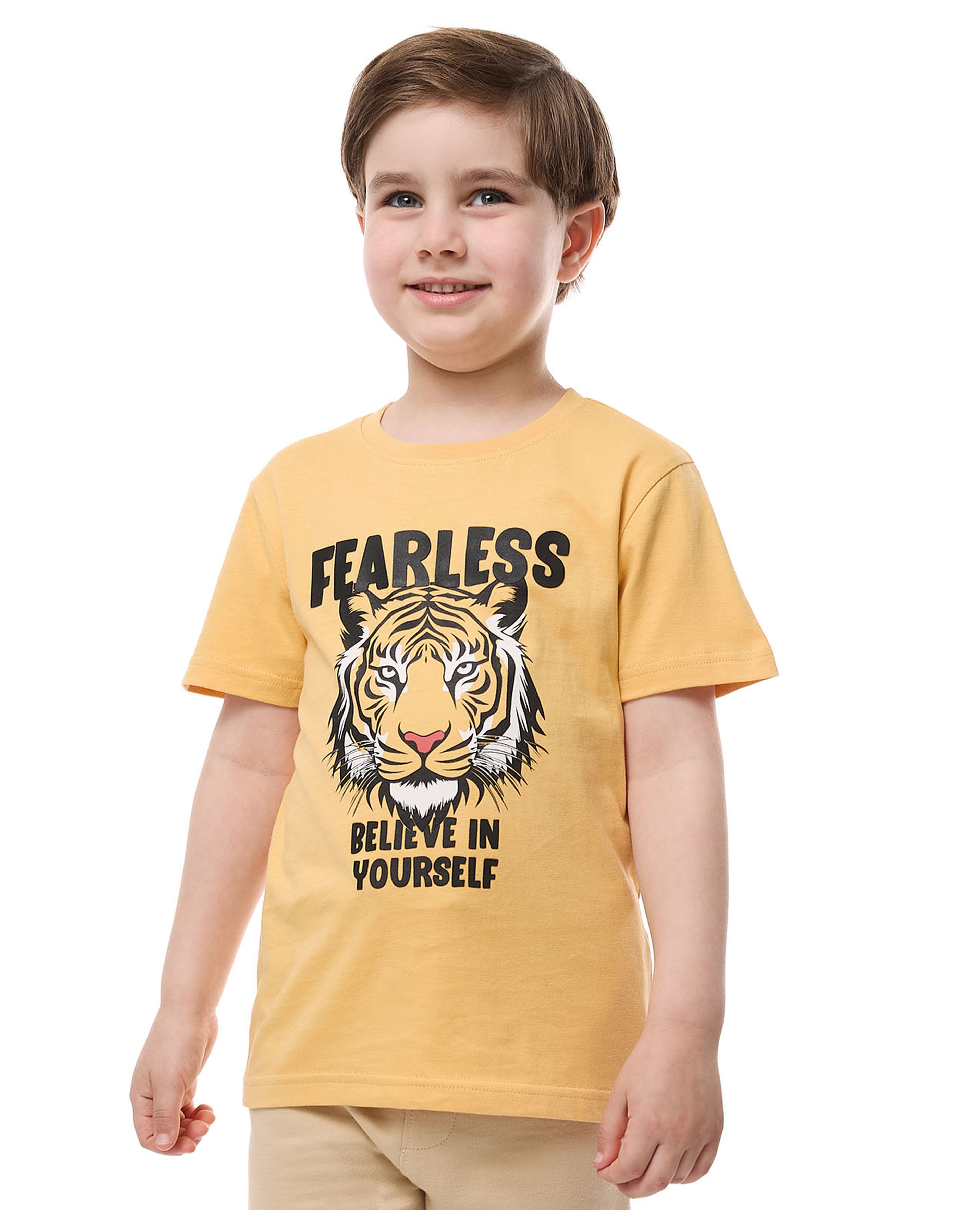 تيشيرت بياقة مستديرة وأكمام قصيرة وطبعة