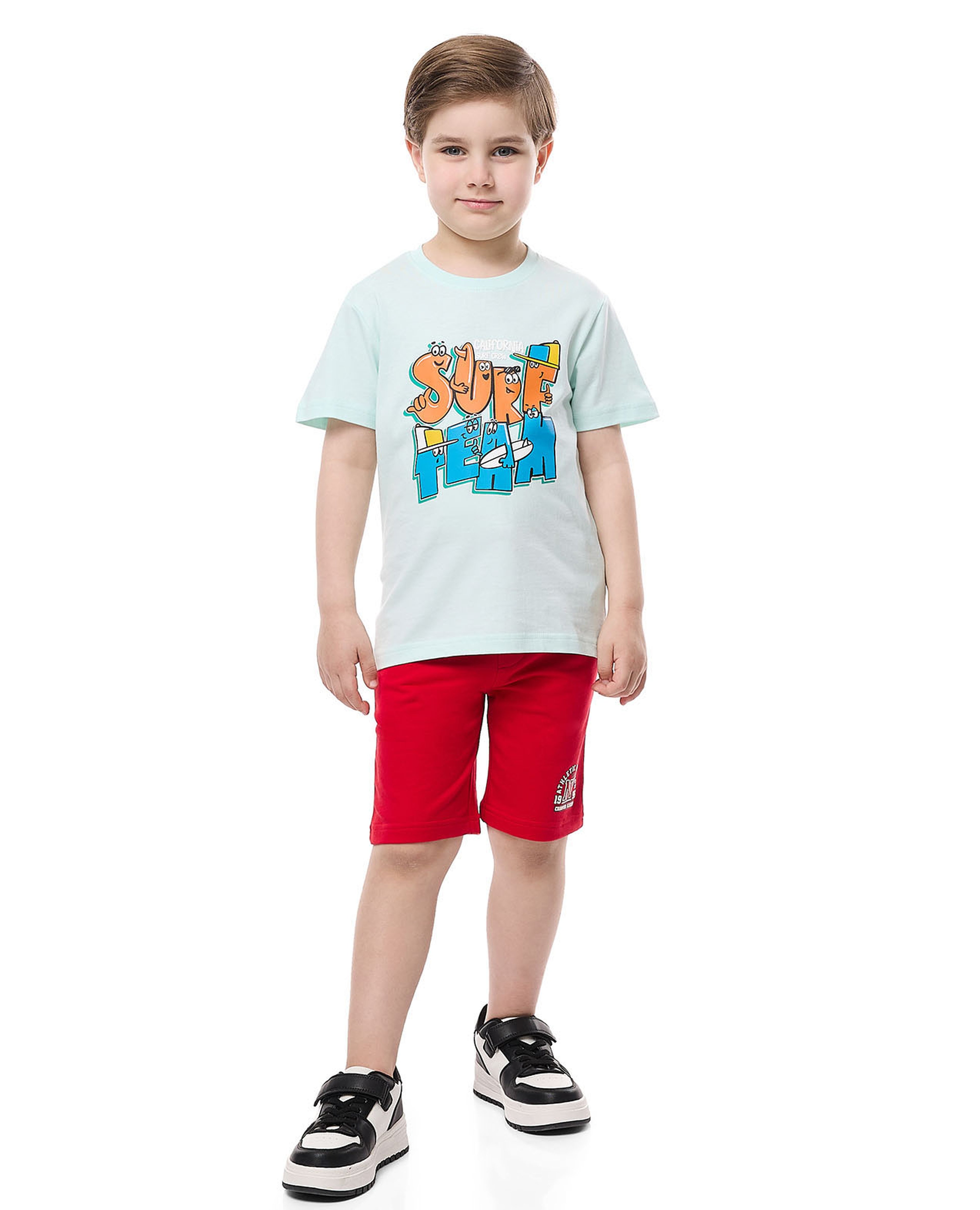 تيشيرت بياقة مستديرة وأكمام قصيرة وطبعة