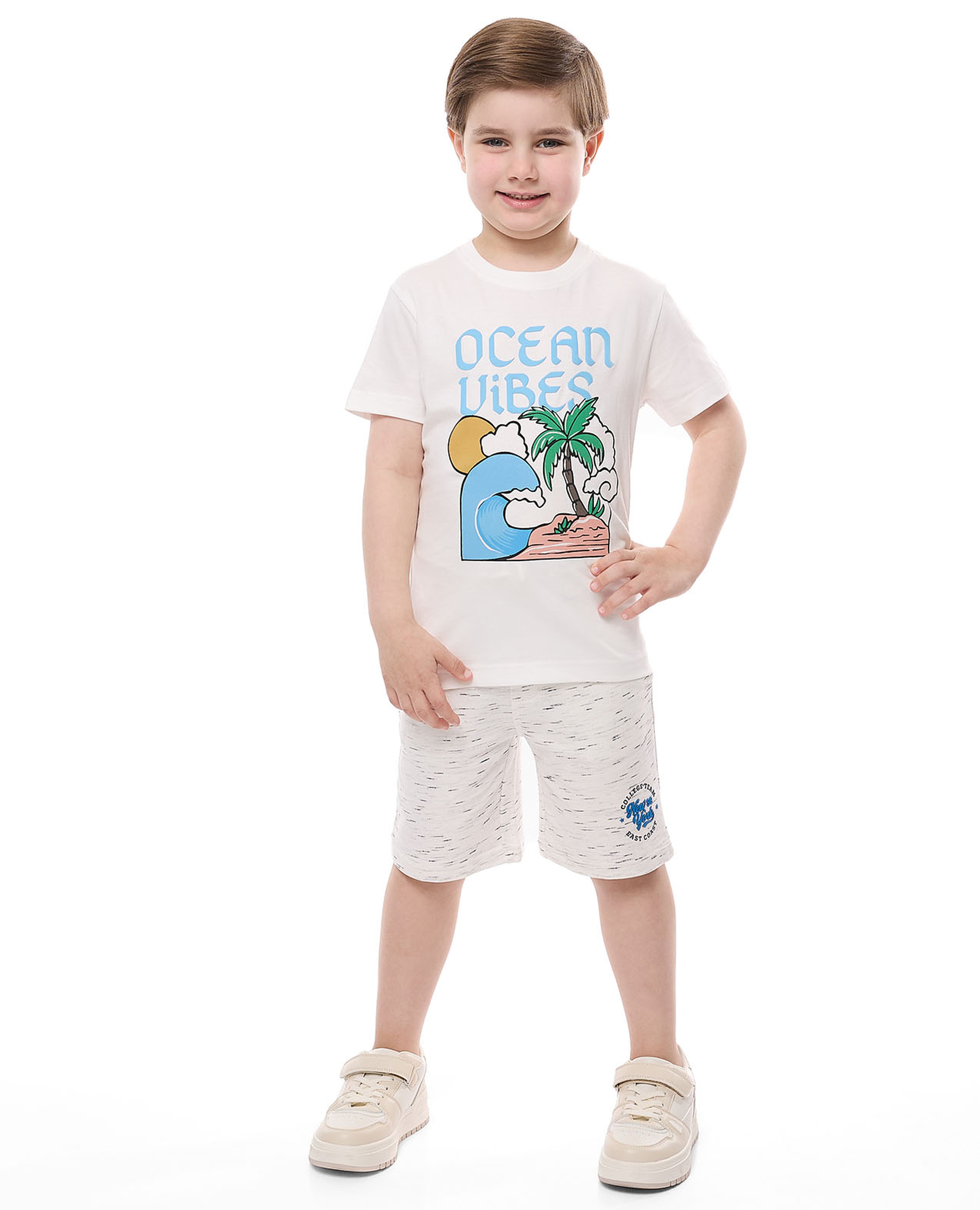 تيشيرت بياقة مستديرة وأكمام قصيرة وطبعة