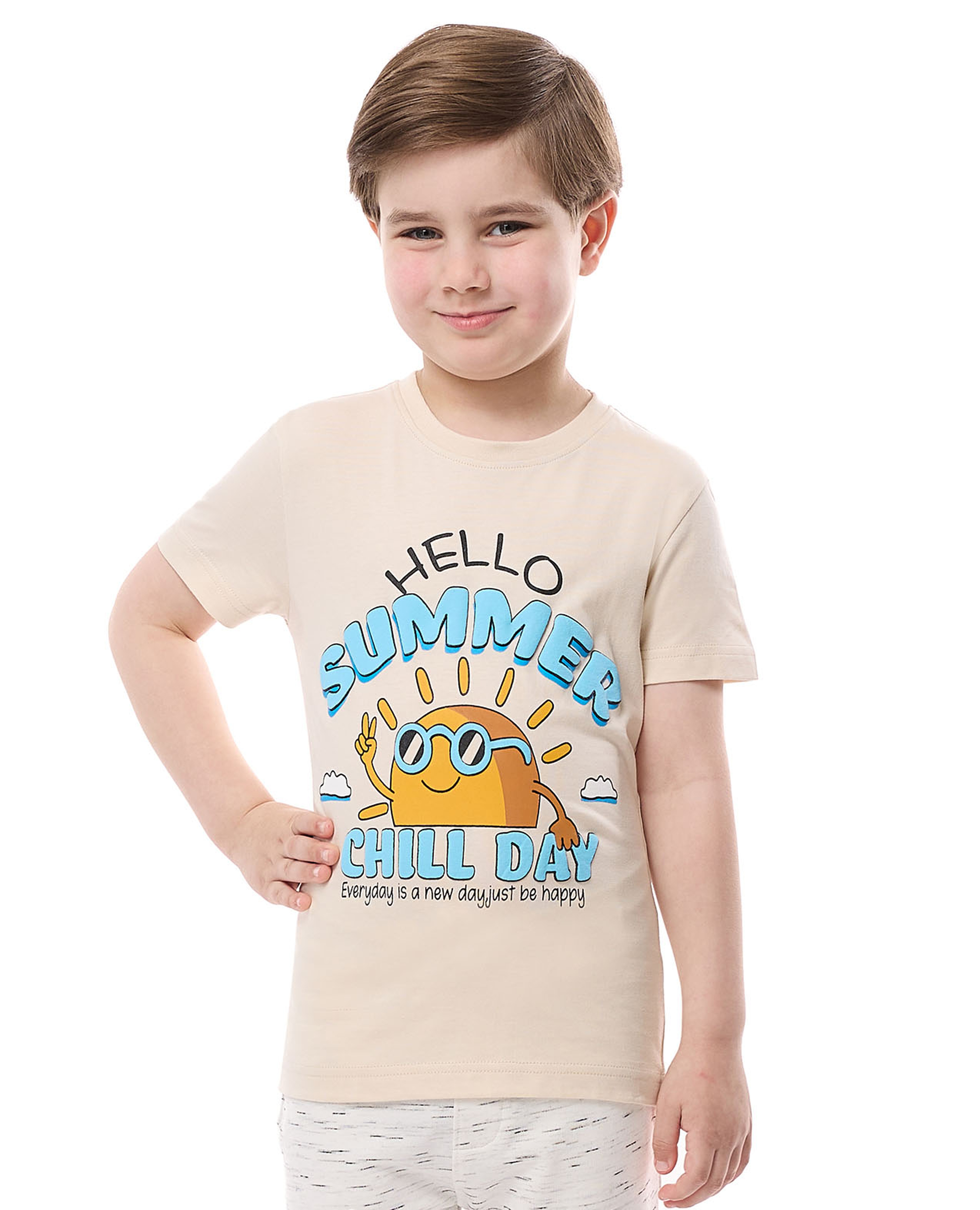 تيشيرت بياقة مستديرة وأكمام قصيرة وطبعة