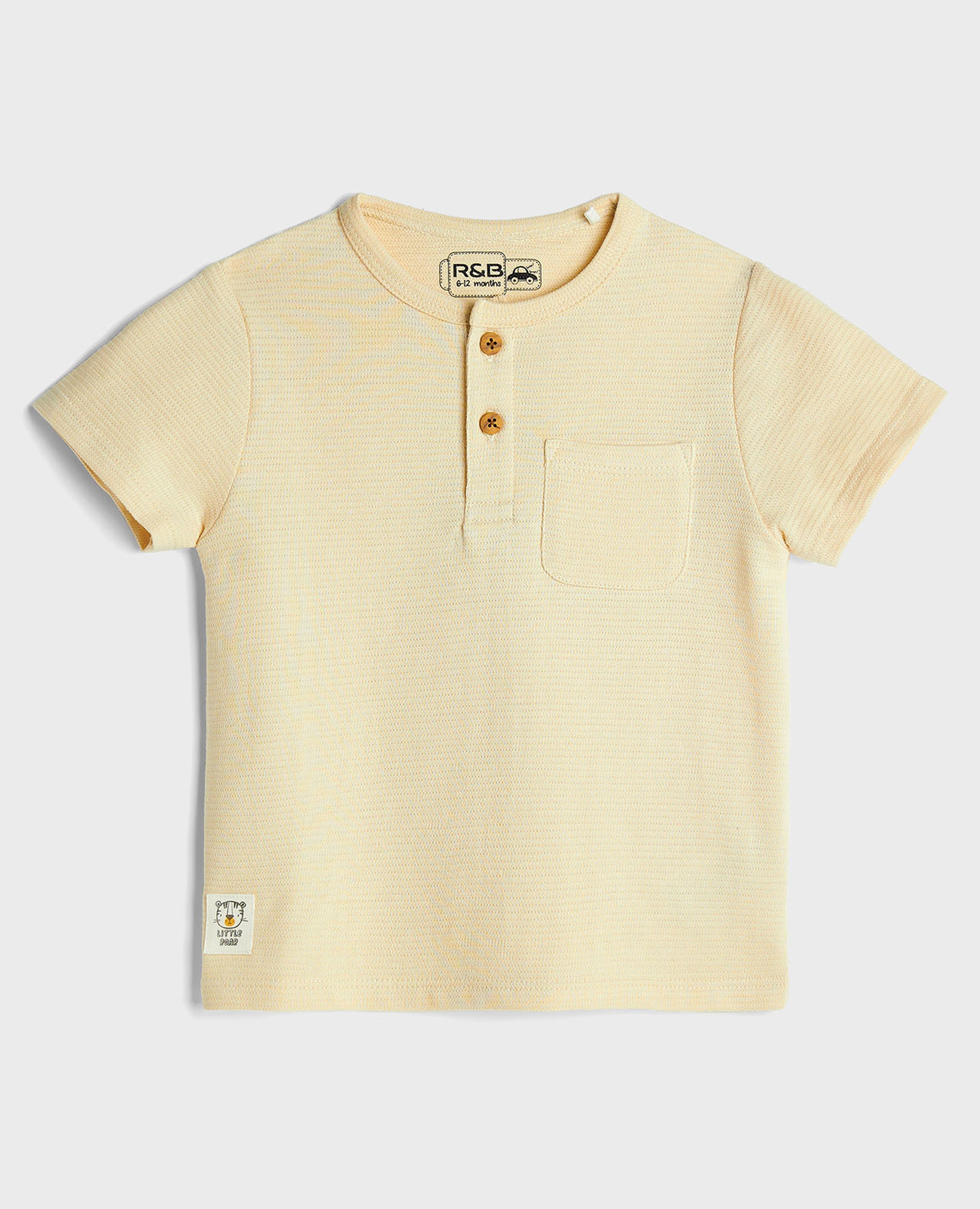 تيشيرت بياقة هينلي وأكمام قصيرة