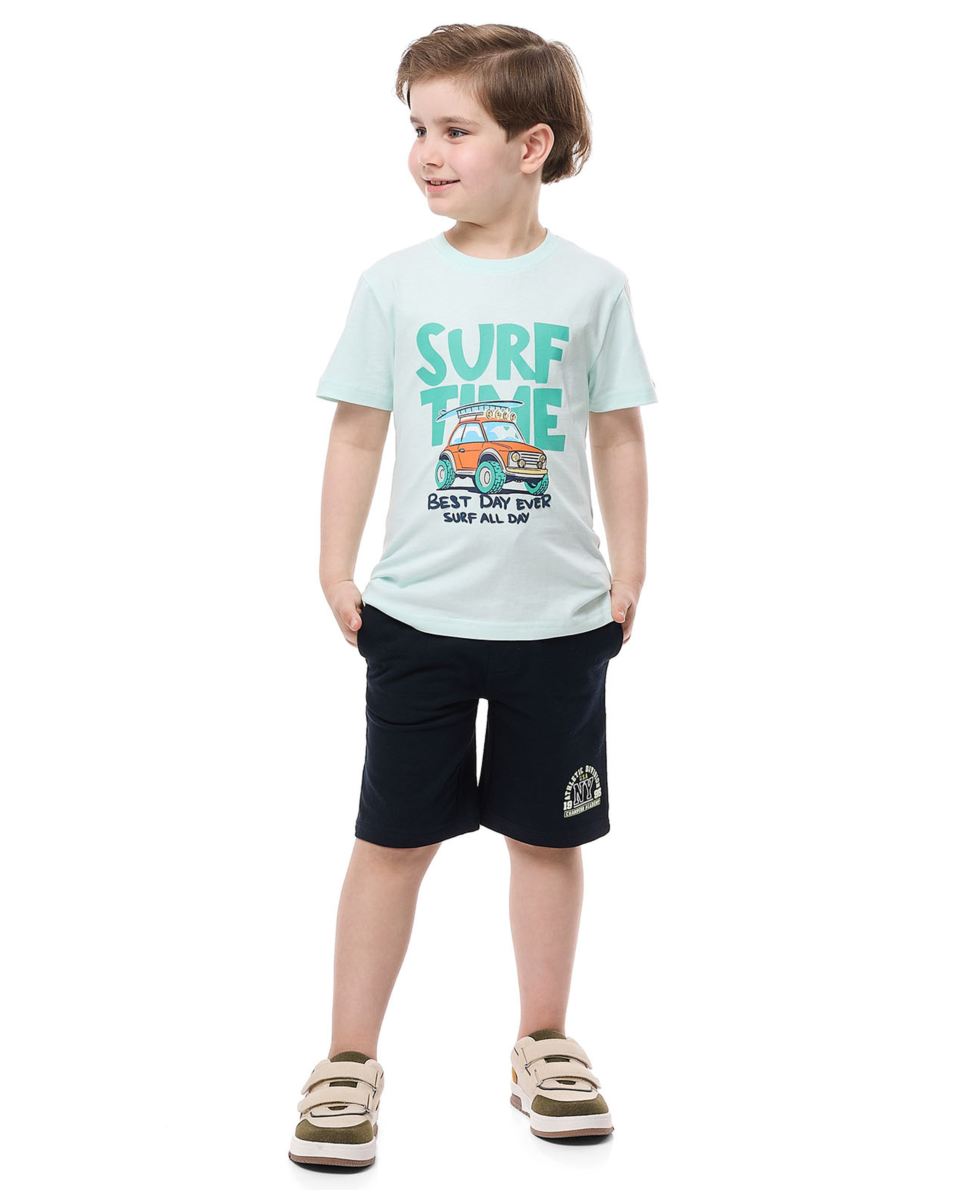 تيشيرت بياقة مستديرة وأكمام قصيرة وطبعة