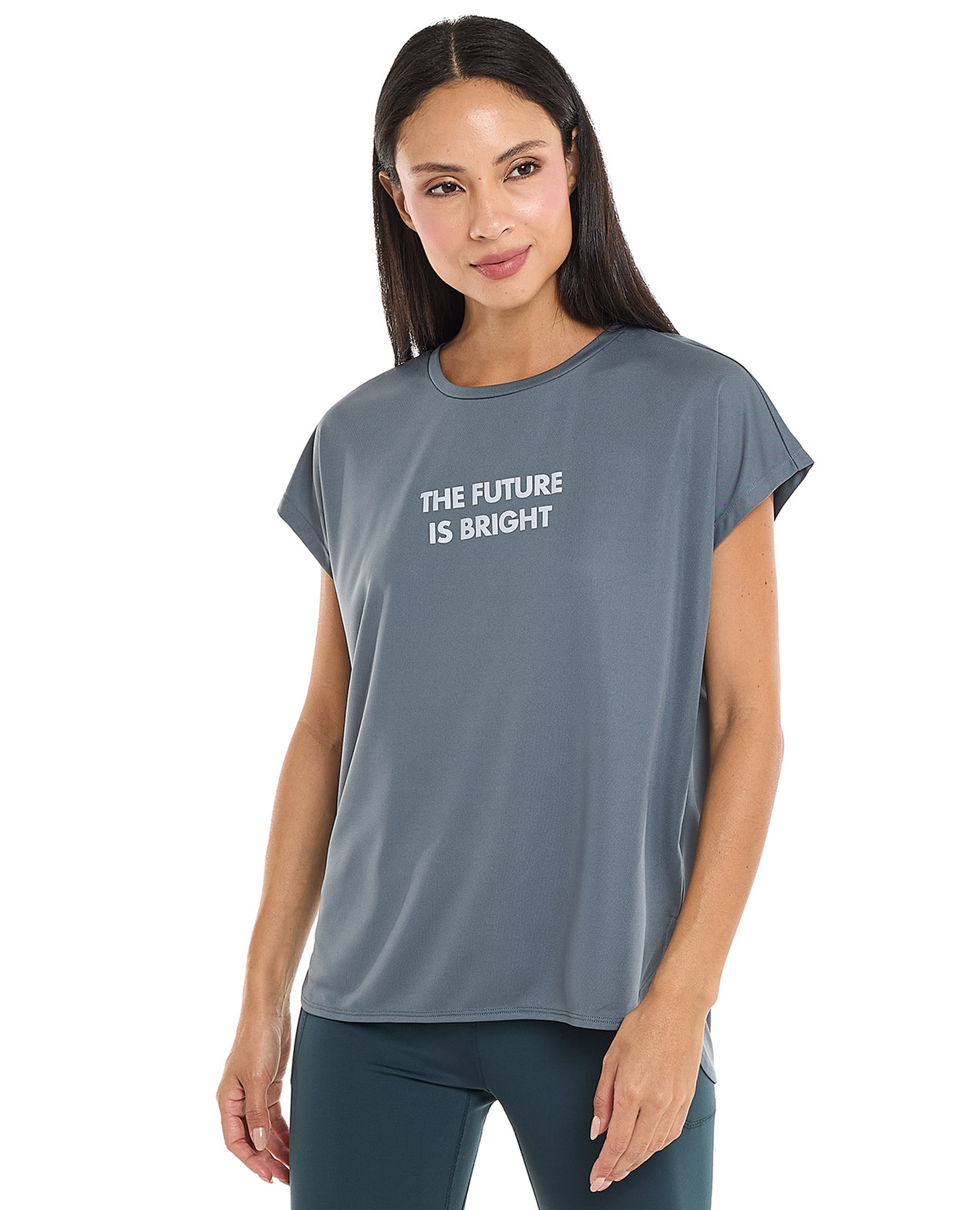 تيشيرت رياضي بطبعةلشعار بياقة مستديرة وأكمام قصيرة