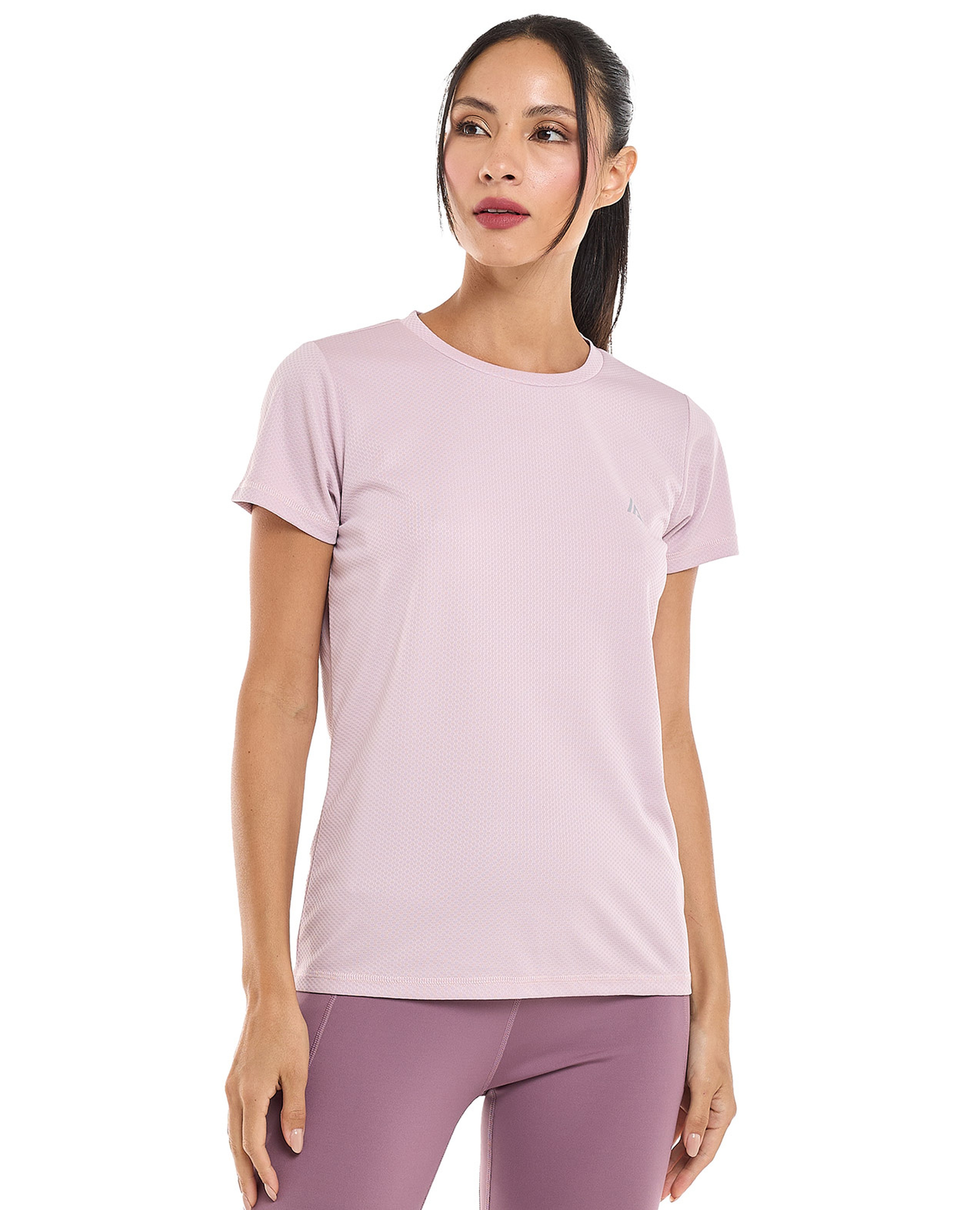 تيشيرت رياضي بطبعةلشعار بياقة مستديرة وأكمام قصيرة