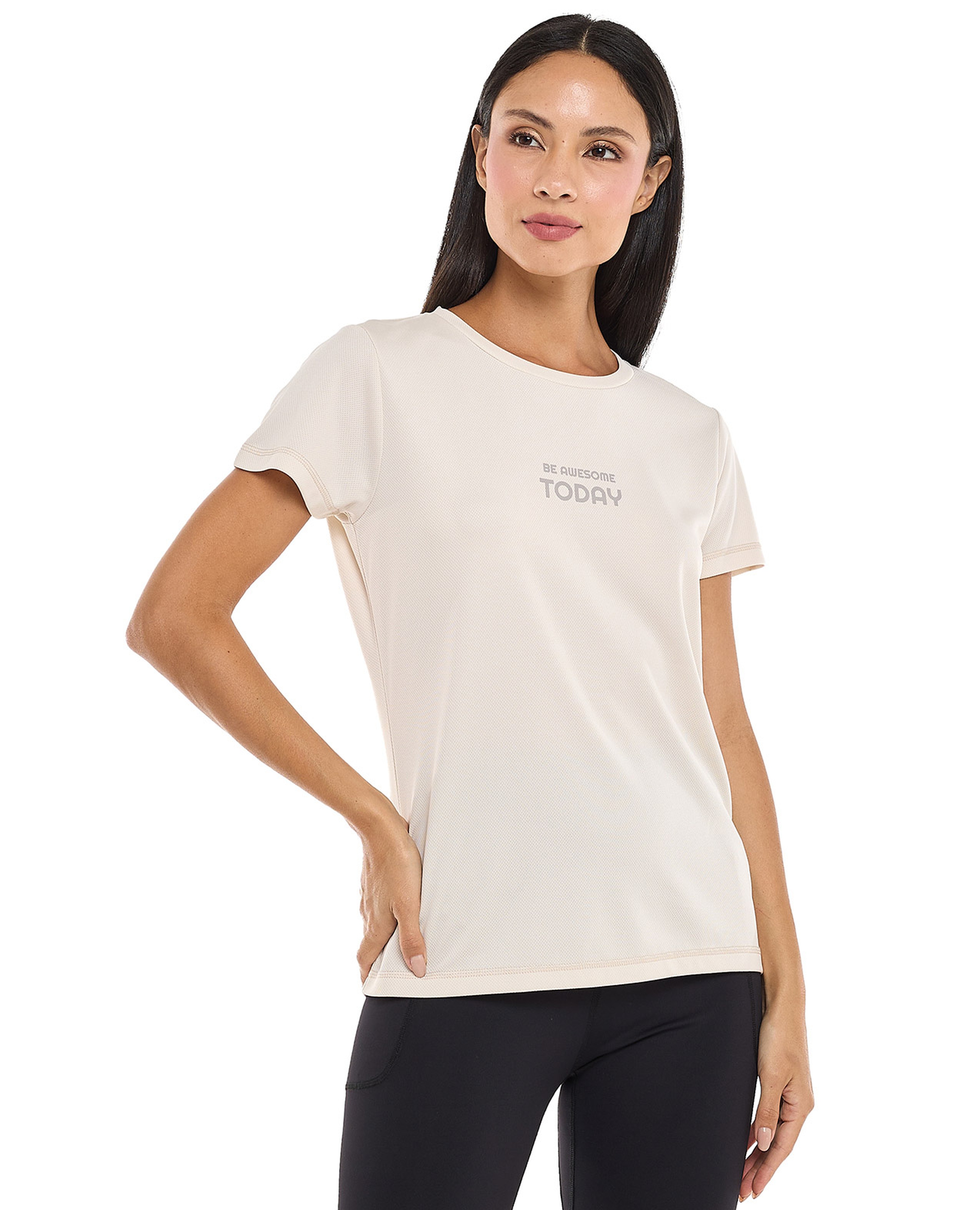 تيشيرت بطبعة بياقة مستديرة وأكمام قصيرة