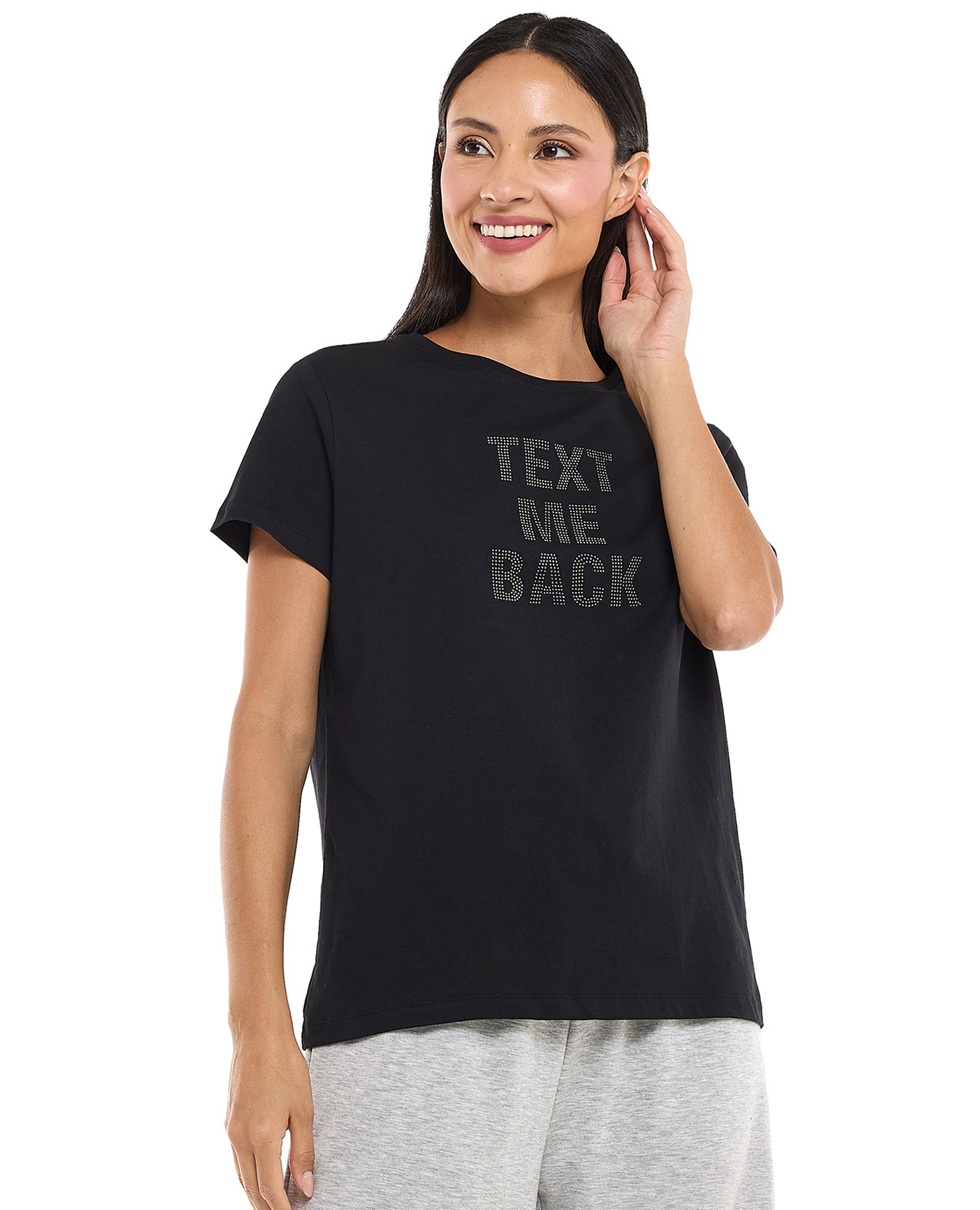 تيشيرت بياقة مستديرة وأكمام قصيرة