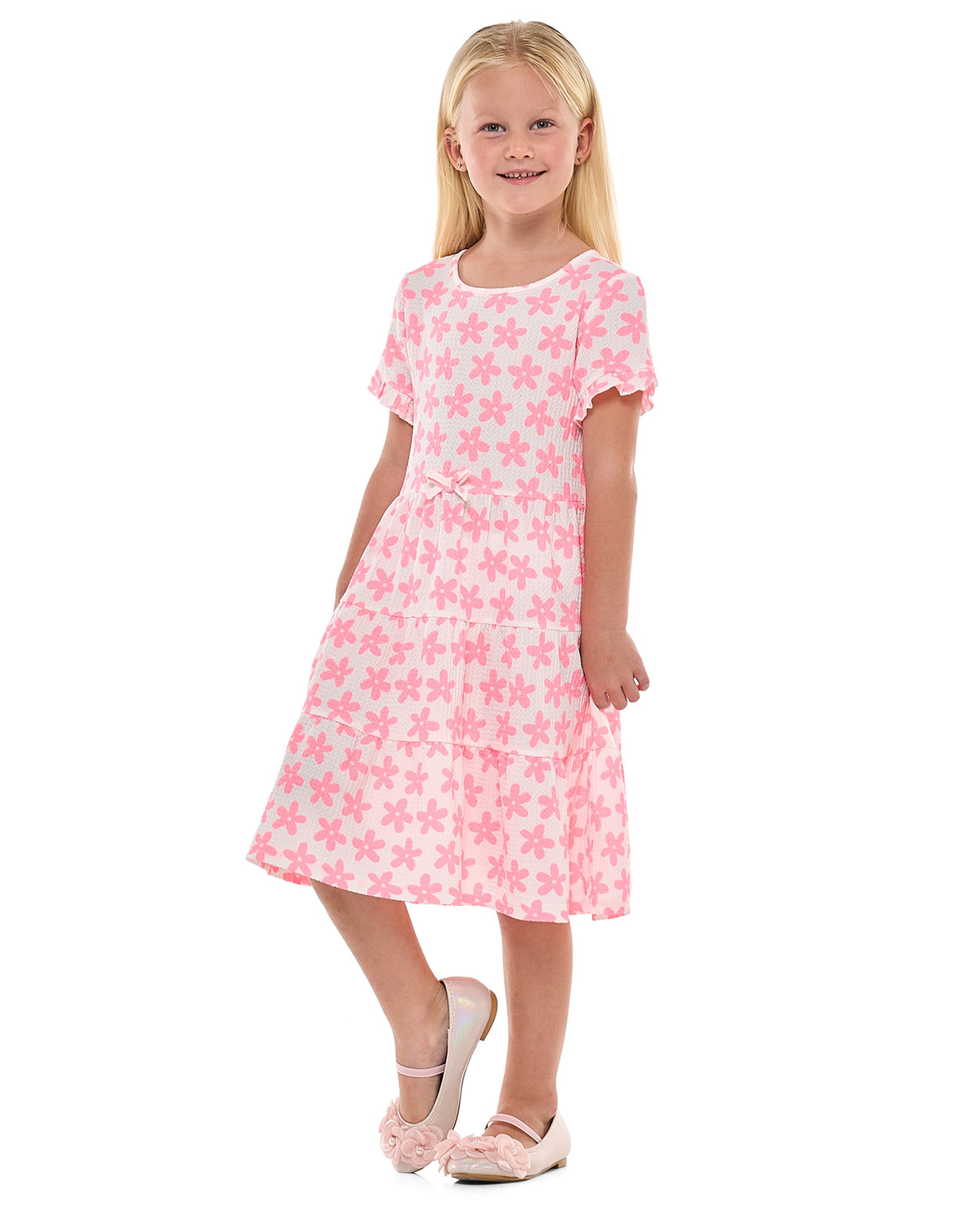 فستان بطبعة ورود بطبقات بياقة مستديرة وأكمام قصيرة