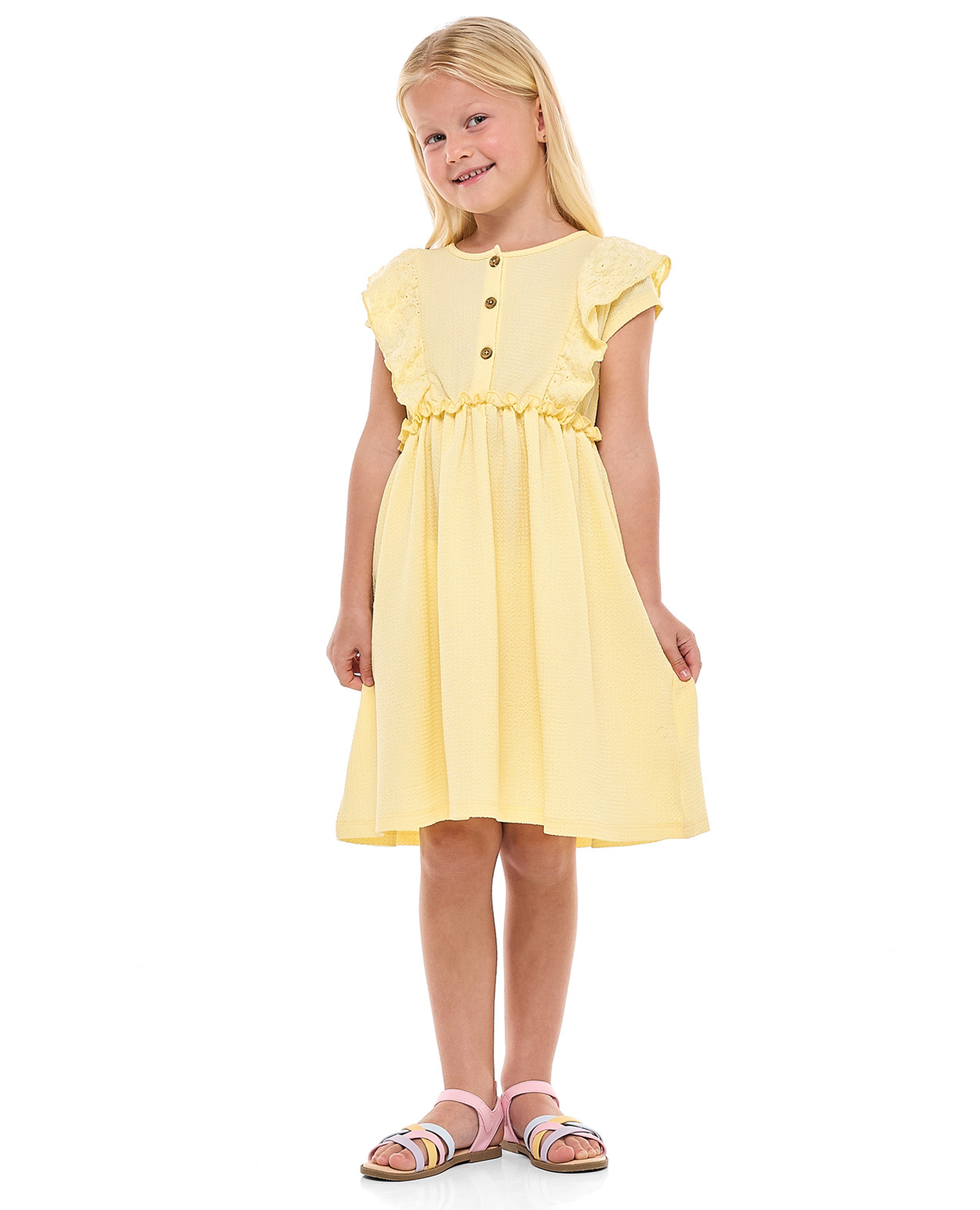 فستان بياقة مستديرة وأكمام مكشكشة