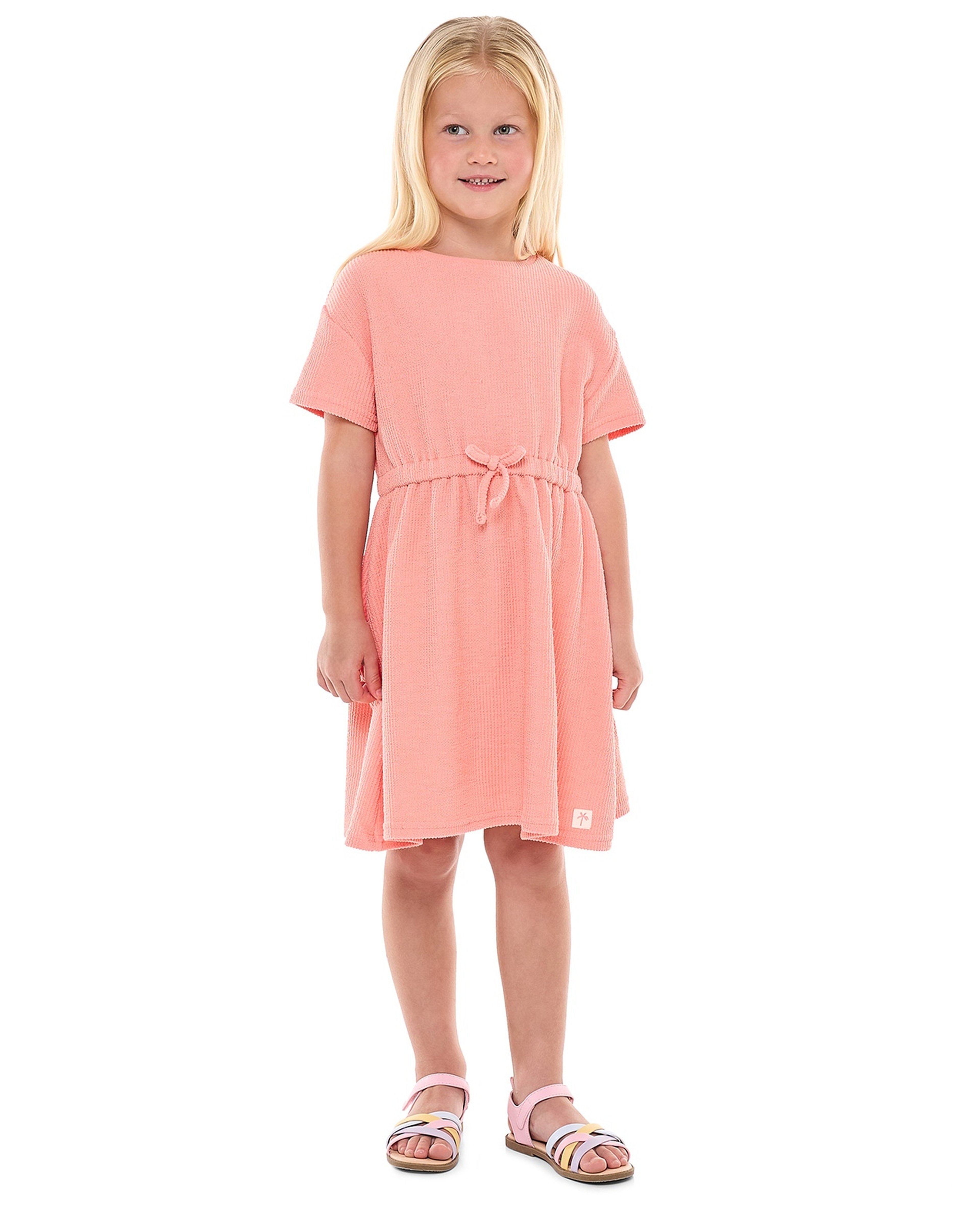 فستان بياقة مستديرة وأكمام قصيرة