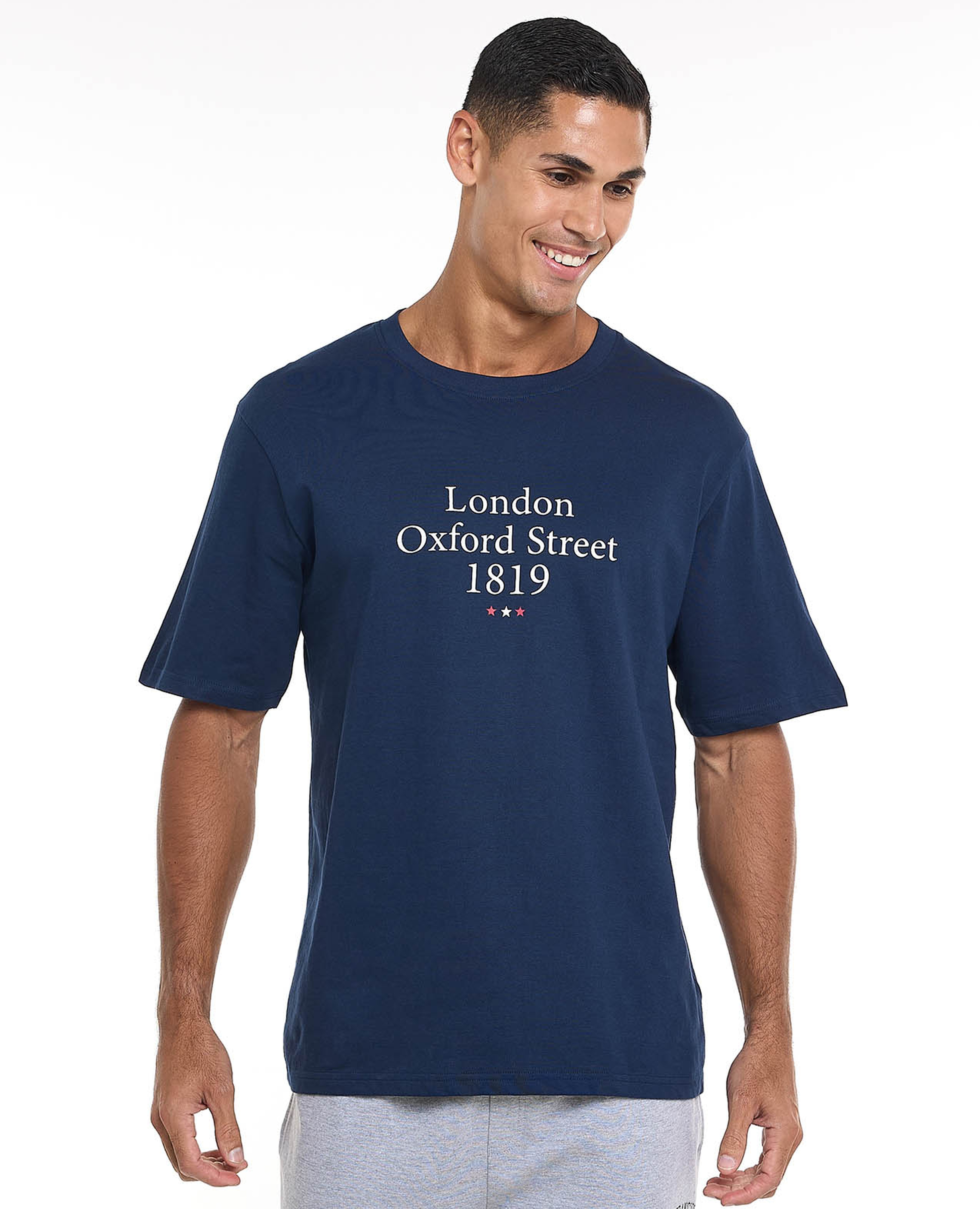 تيشيرت بطبعة بياقة مستديرة وأكمام قصيرة