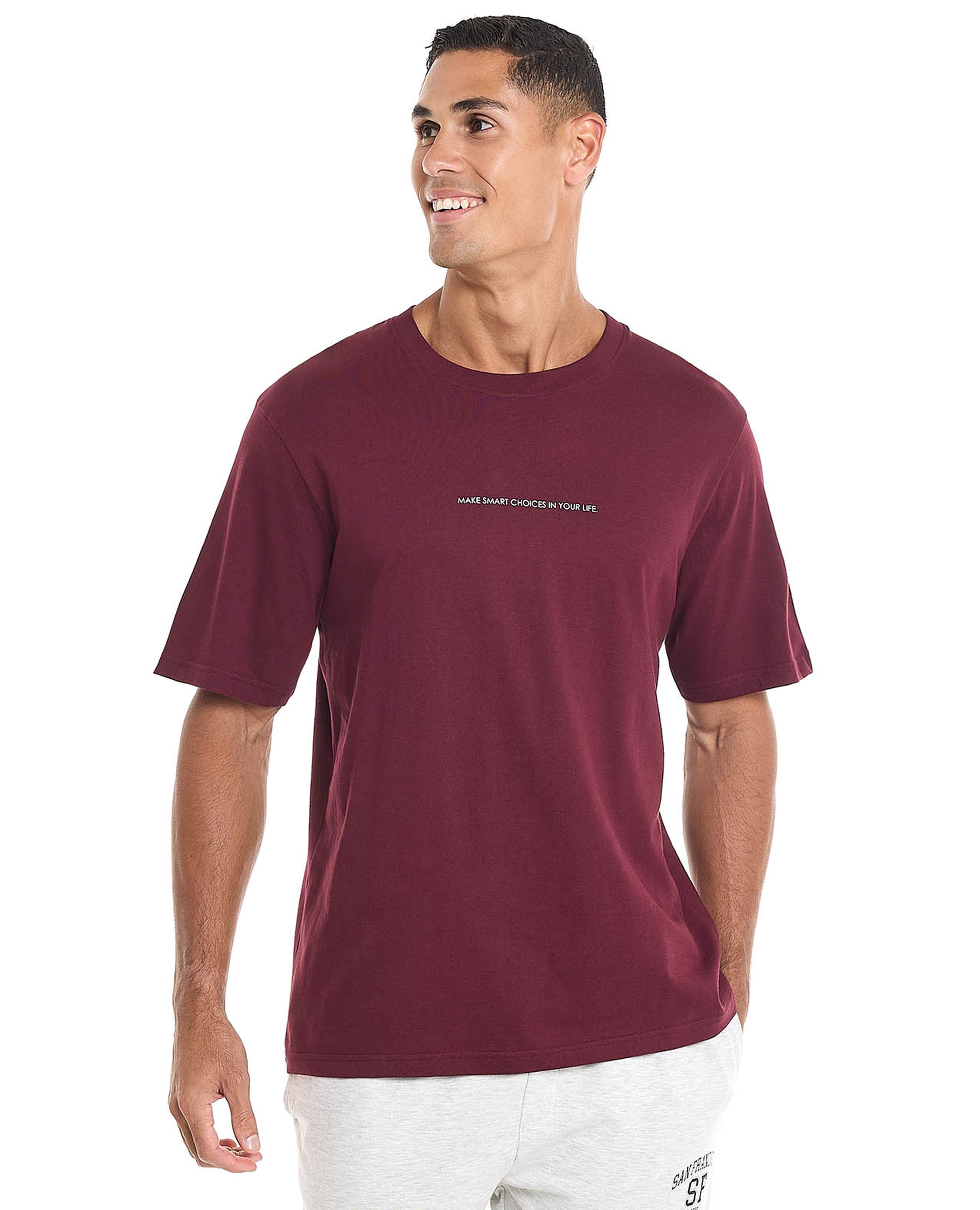 تيشيرت بطبعة بياقة مستديرة وأكمام قصيرة