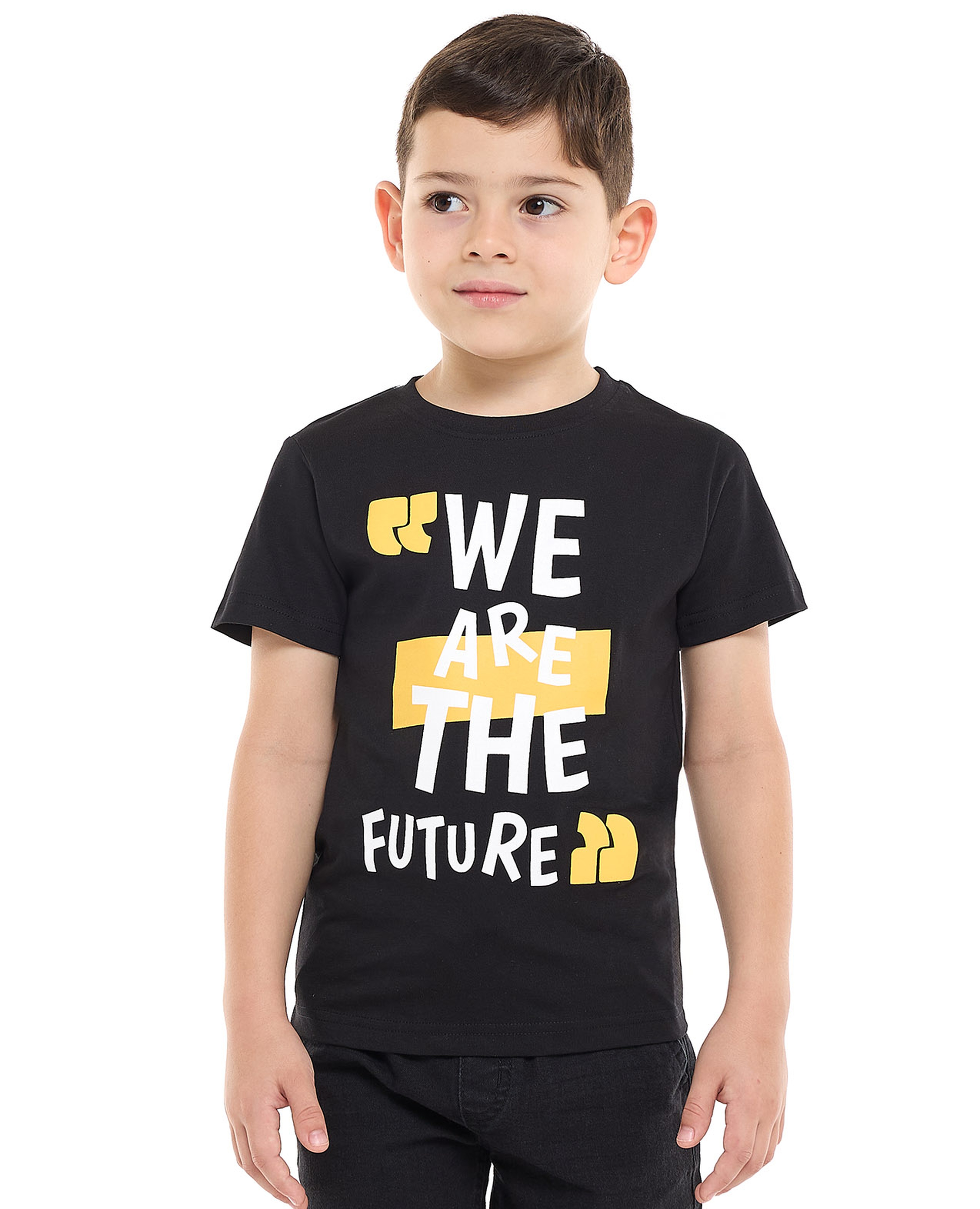 تيشيرت بطبعة بياقة مستديرة وأكمام قصيرة