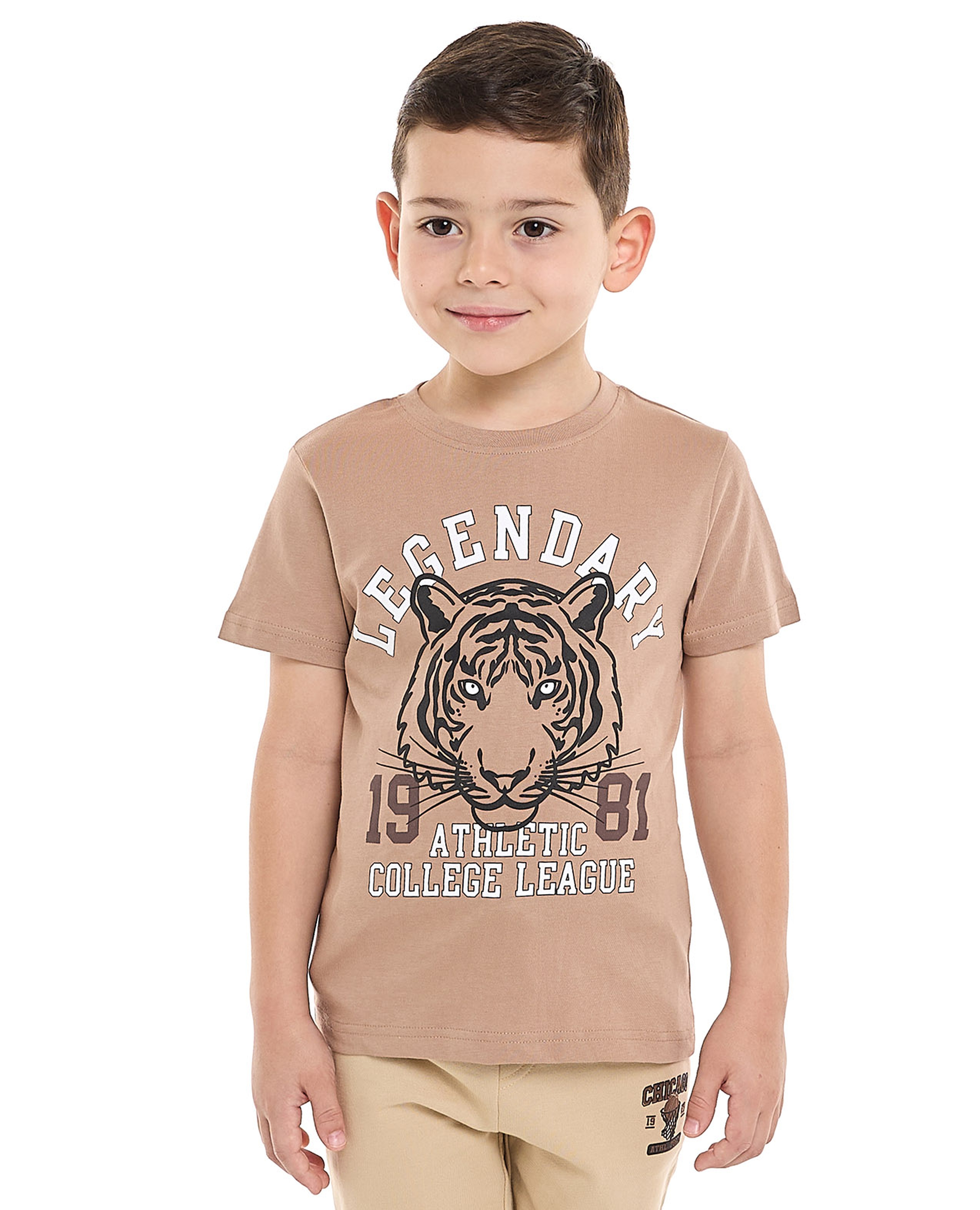 تيشيرت بطبعة بياقة مستديرة وأكمام قصيرة