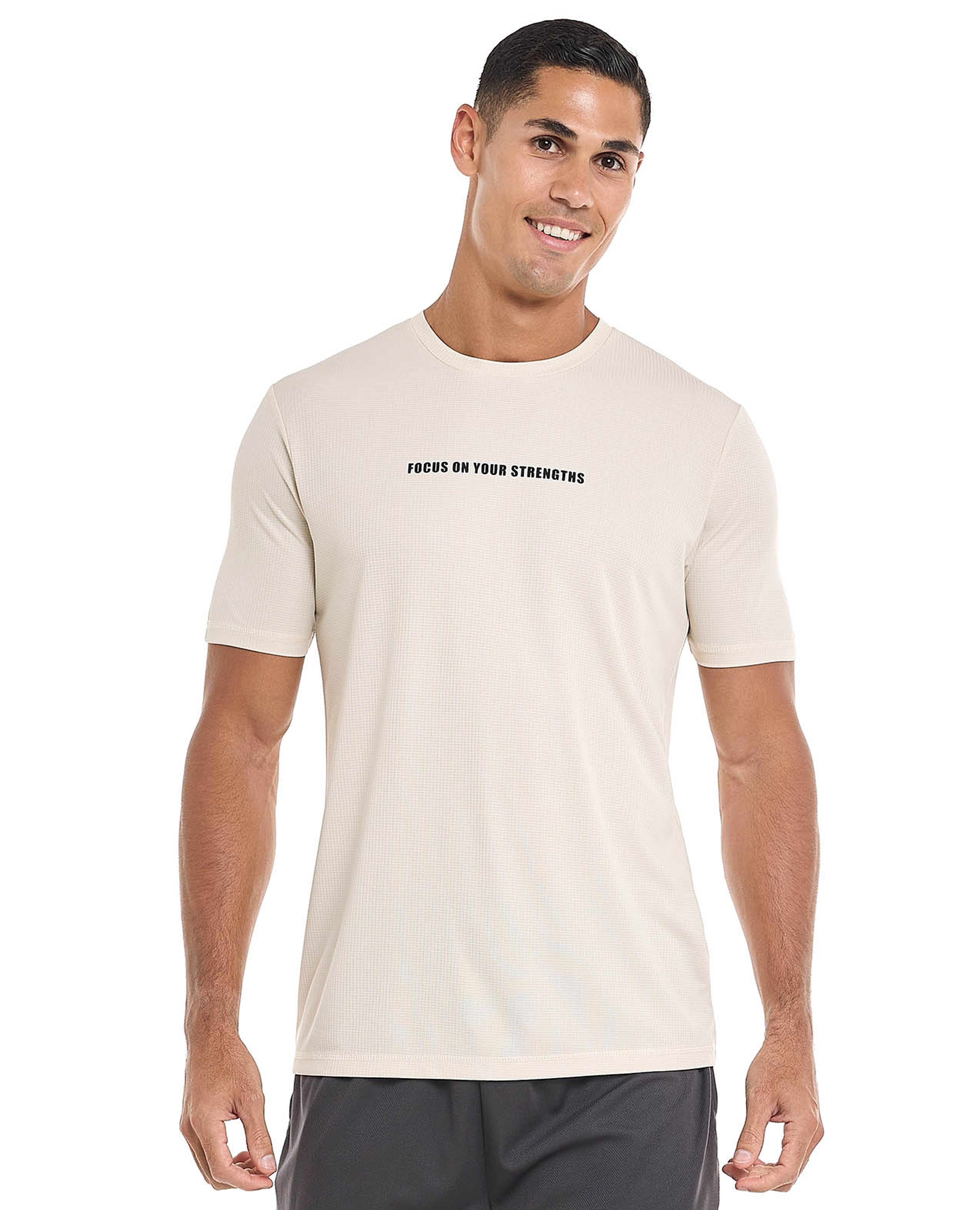 تيشيرت بأكمام قصيرة ورقبة مستديرة