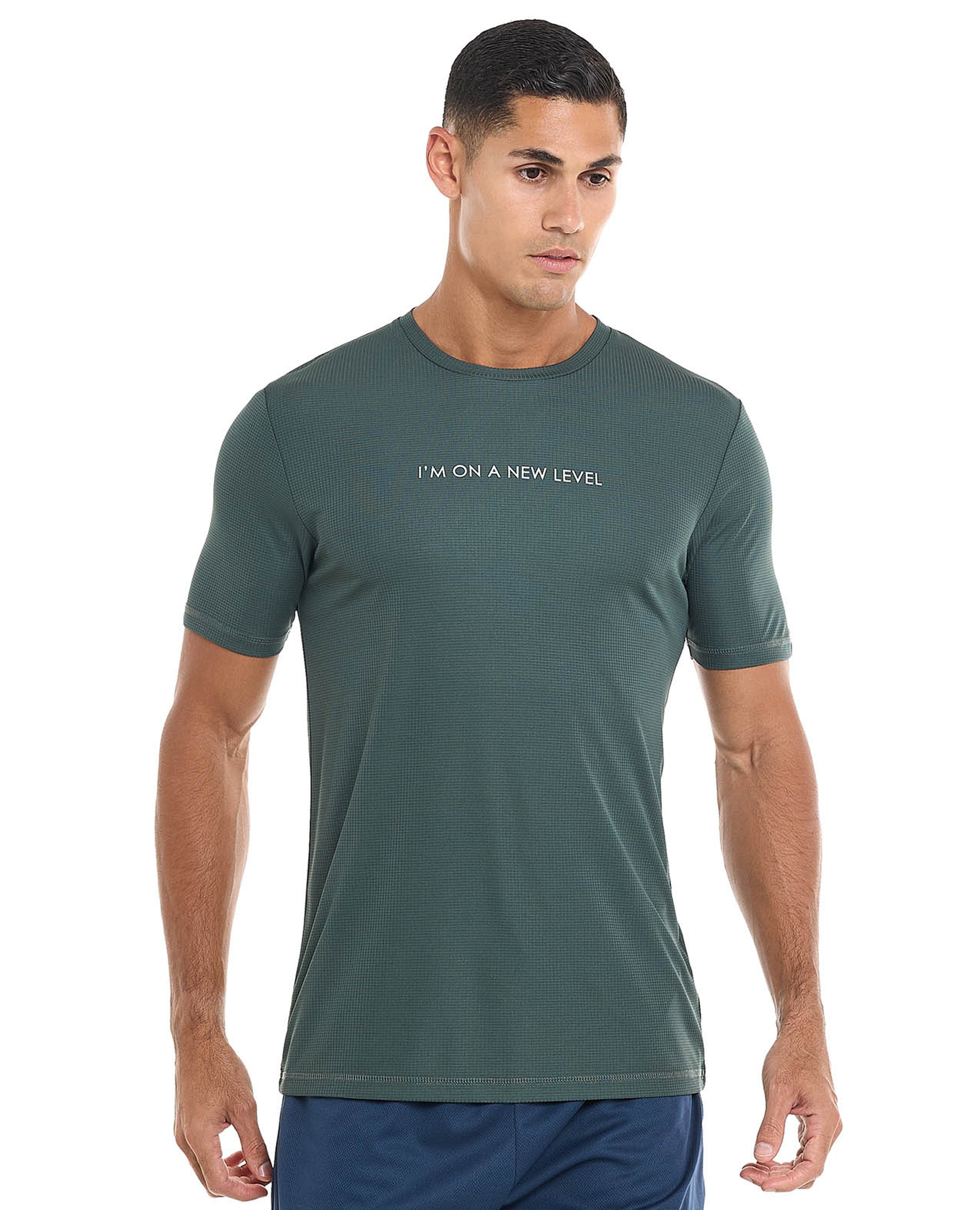 تيشيرت بأكمام قصيرة ورقبة مستديرة