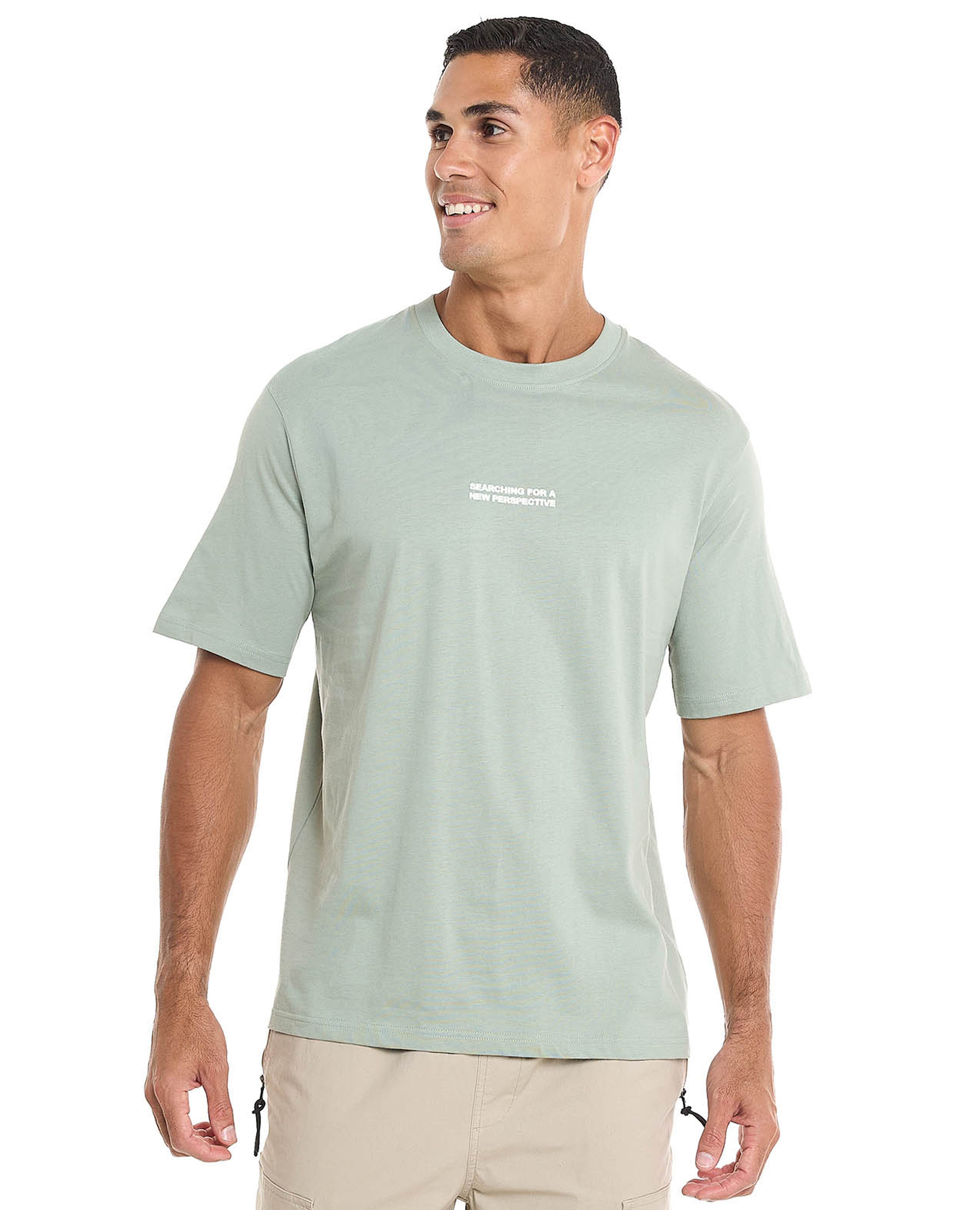 تيشيرت بطبعة بياقة مستديرة وأكمام قصيرة