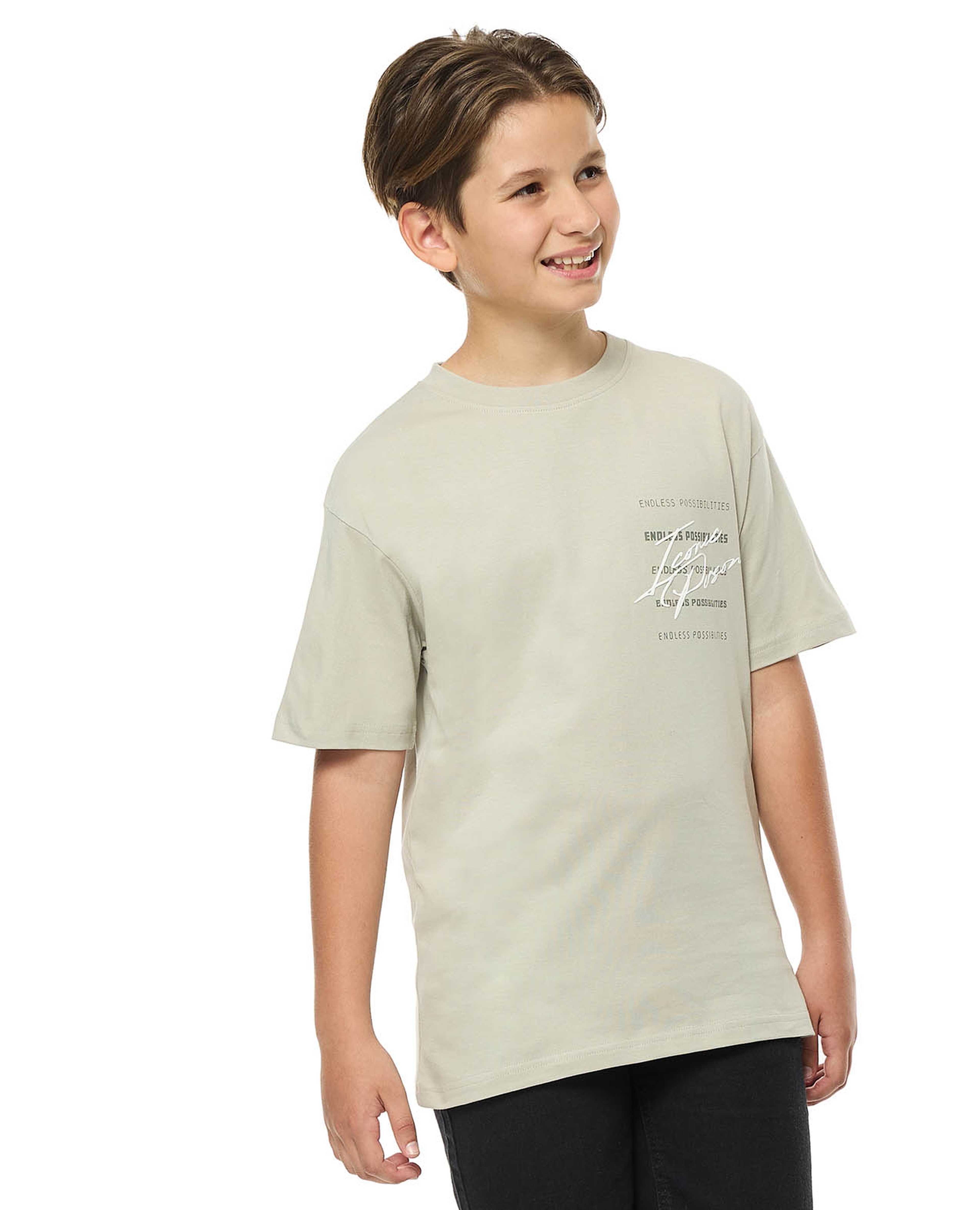 تيشيرت بطبعة بياقة مستديرة وأكمام قصيرة