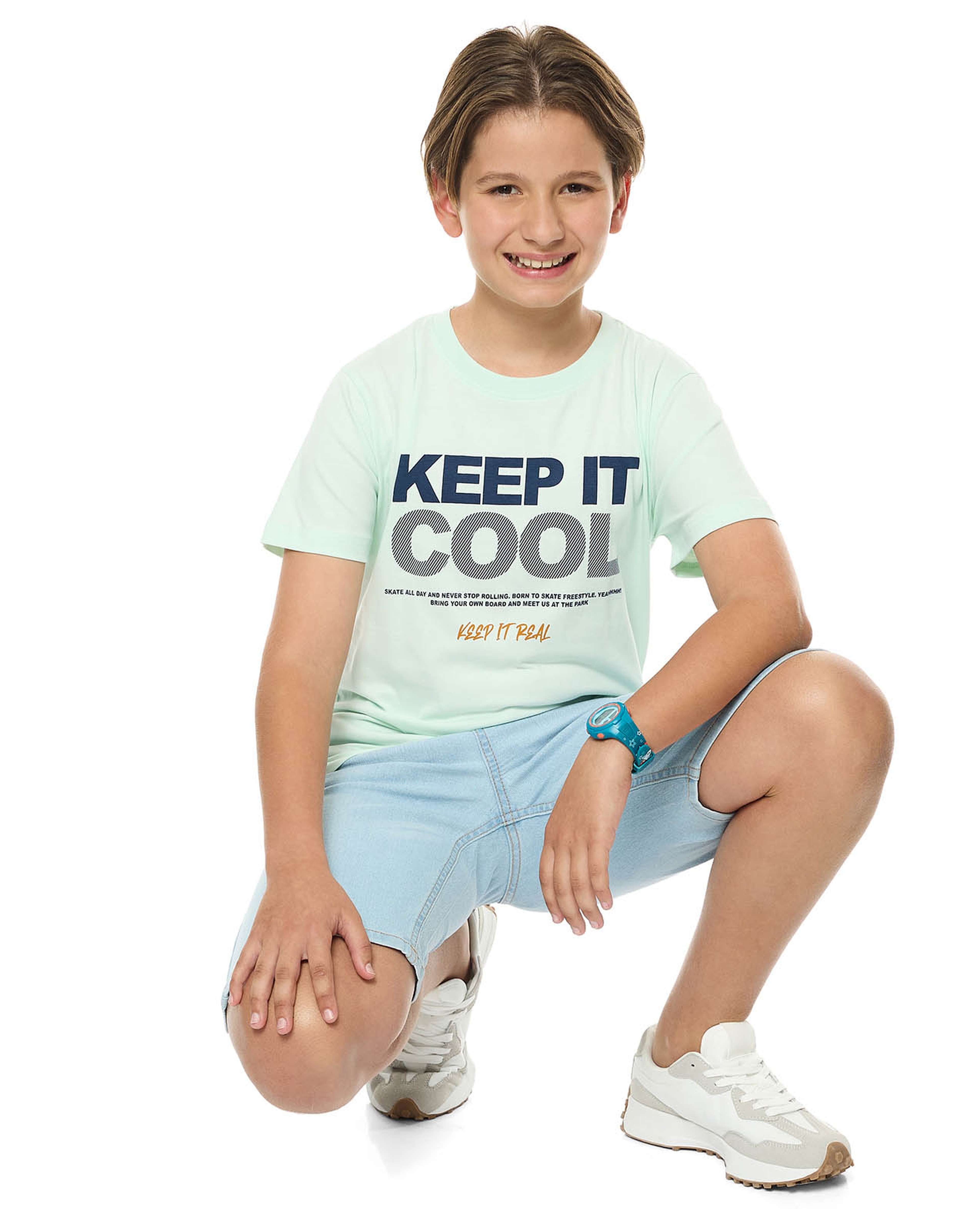 تيشيرت بطبعة بياقة مستديرة وأكمام قصيرة