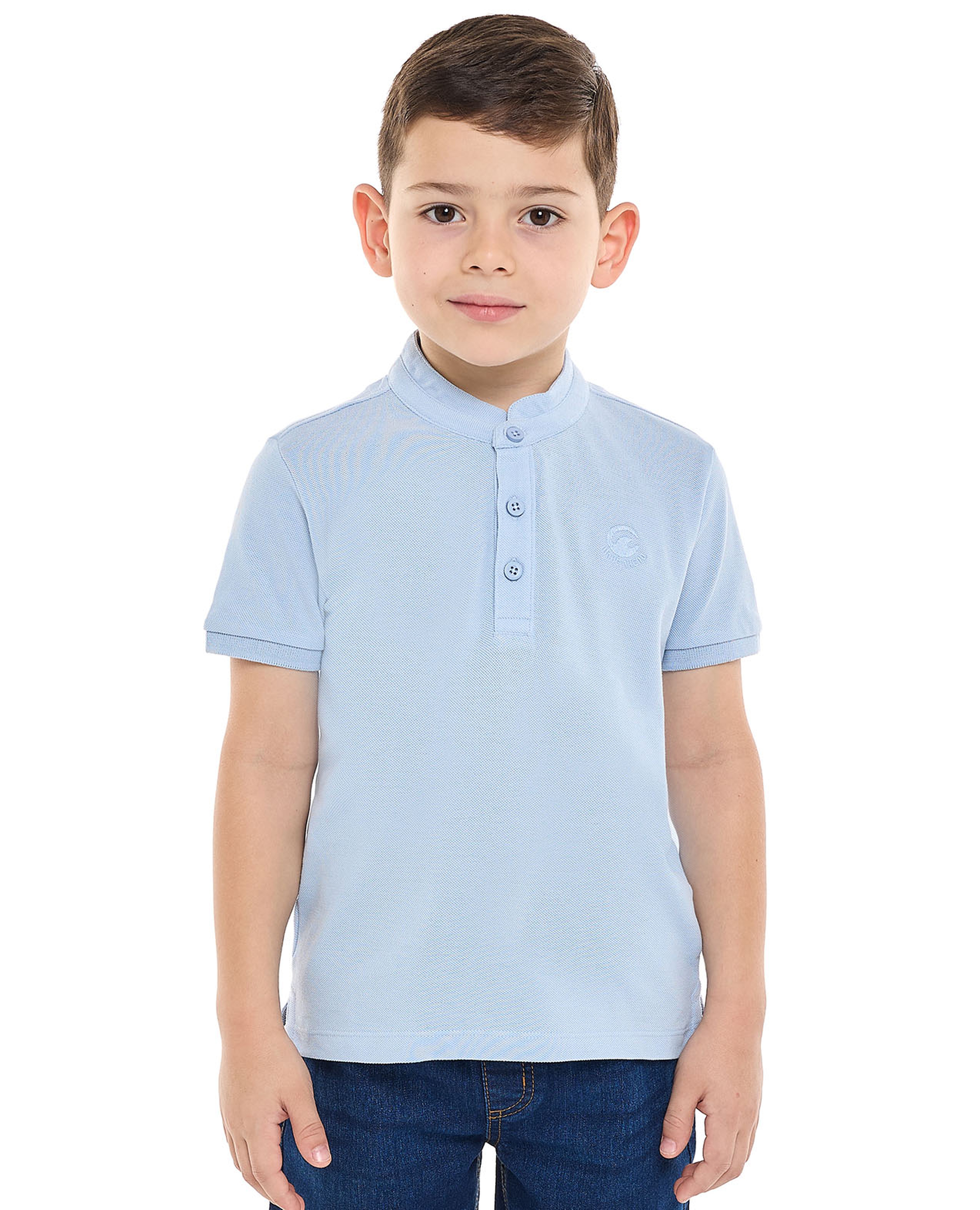 تيشيرت بياقة واقفة وأكمام قصيرة