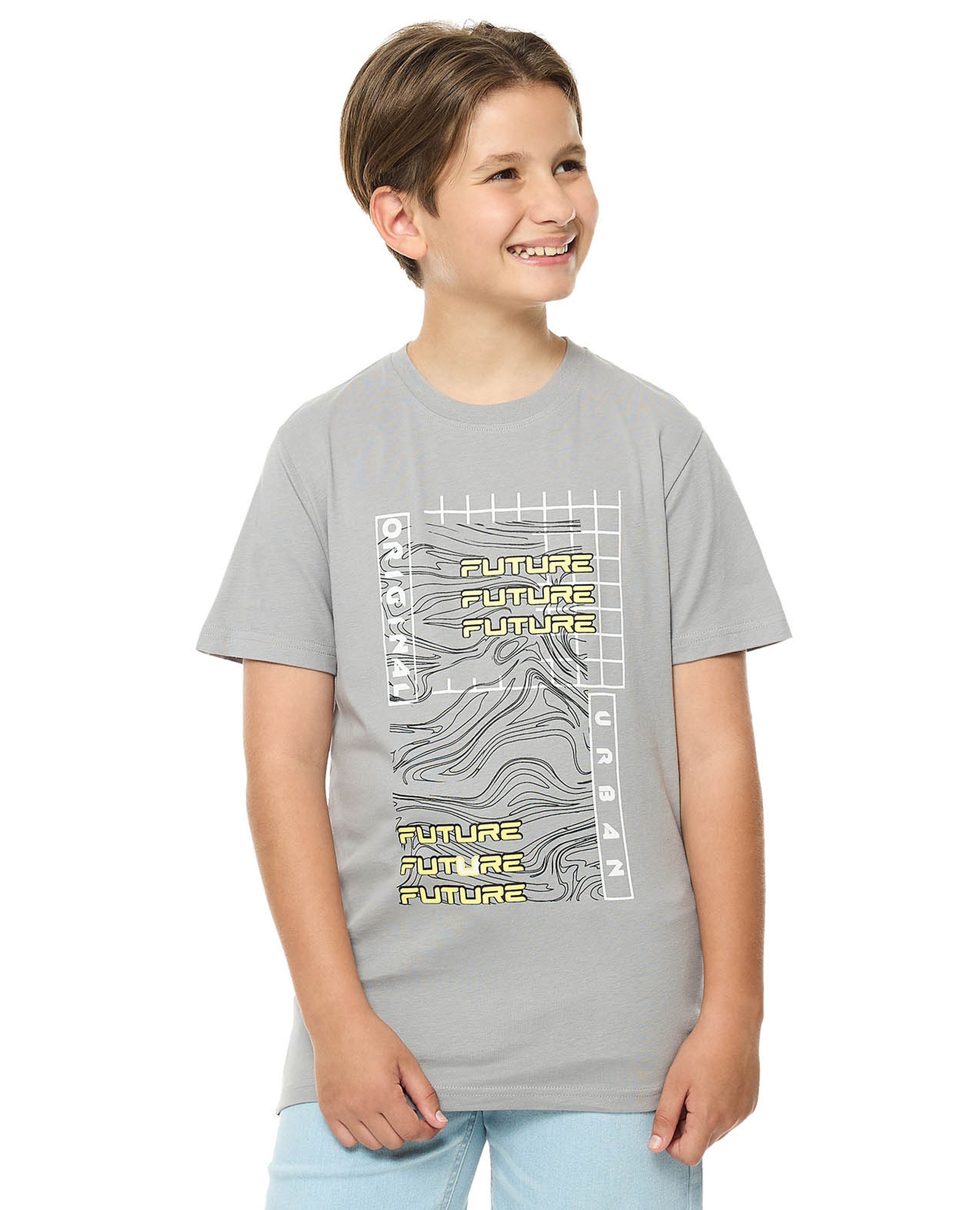 تيشيرت بطبعة بياقة مستديرة وأكمام قصيرة