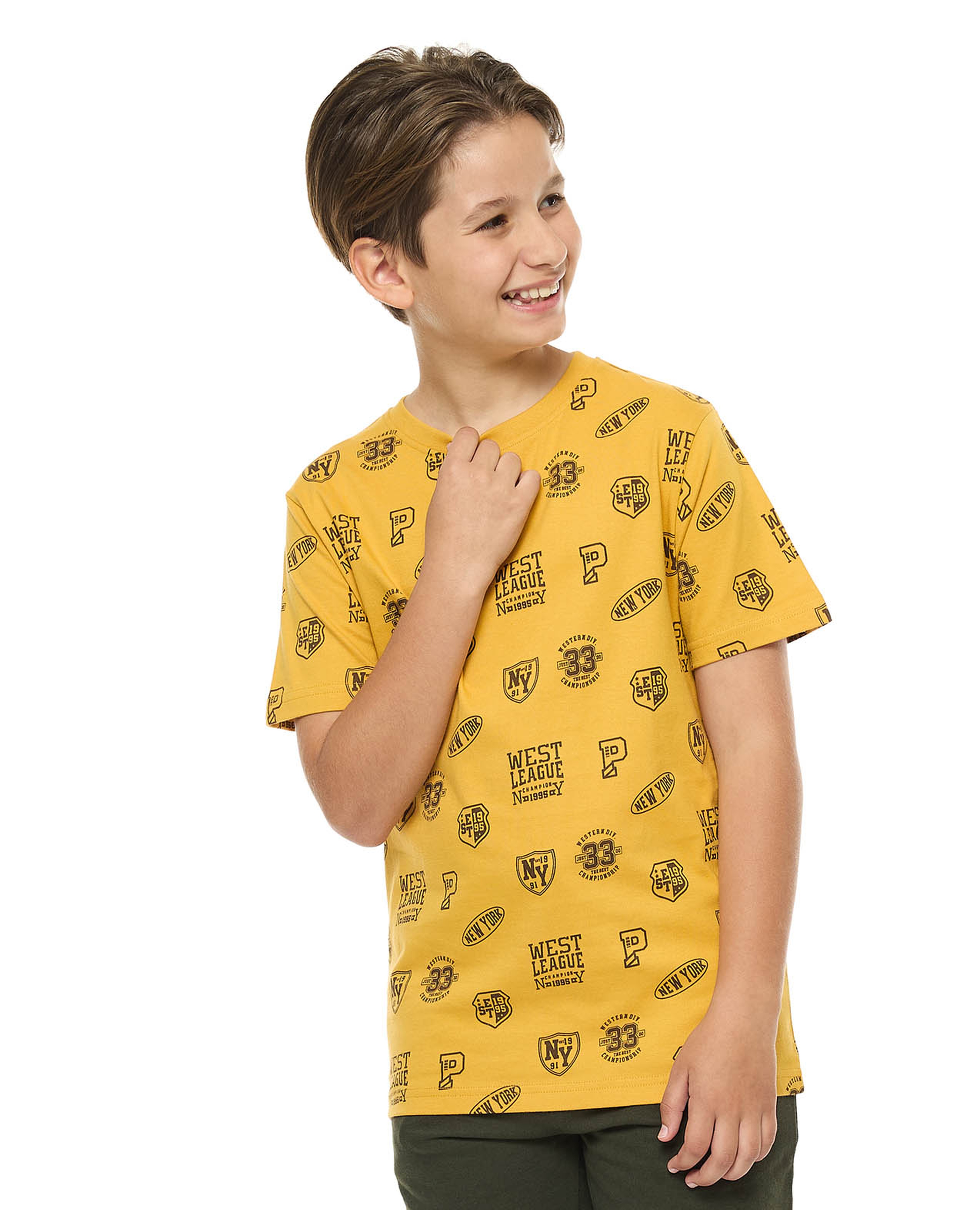 تيشيرت بطبعة بياقة مستديرة وأكمام قصيرة