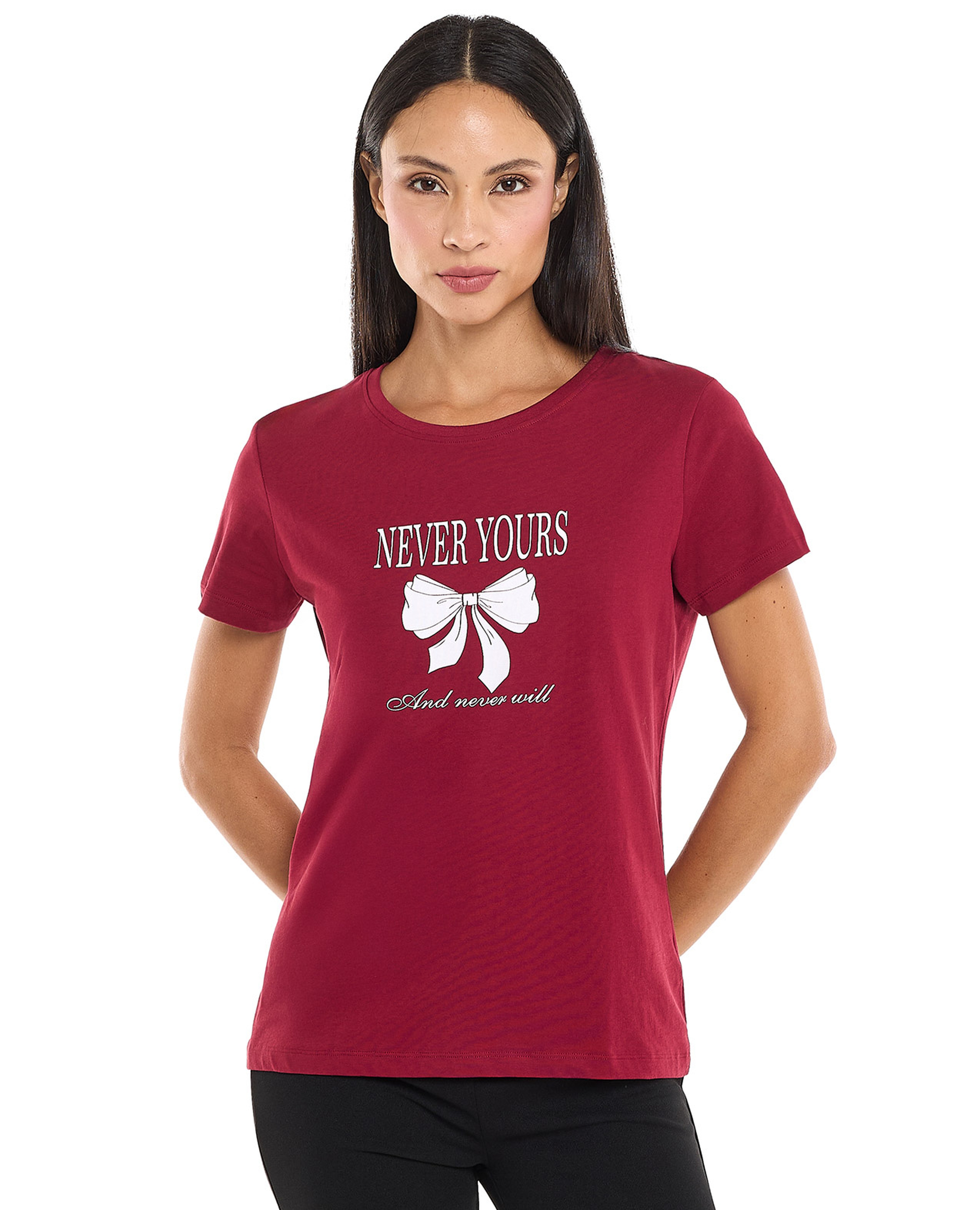 تيشيرت بطبعة بياقة مستديرة وأكمام قصيرة