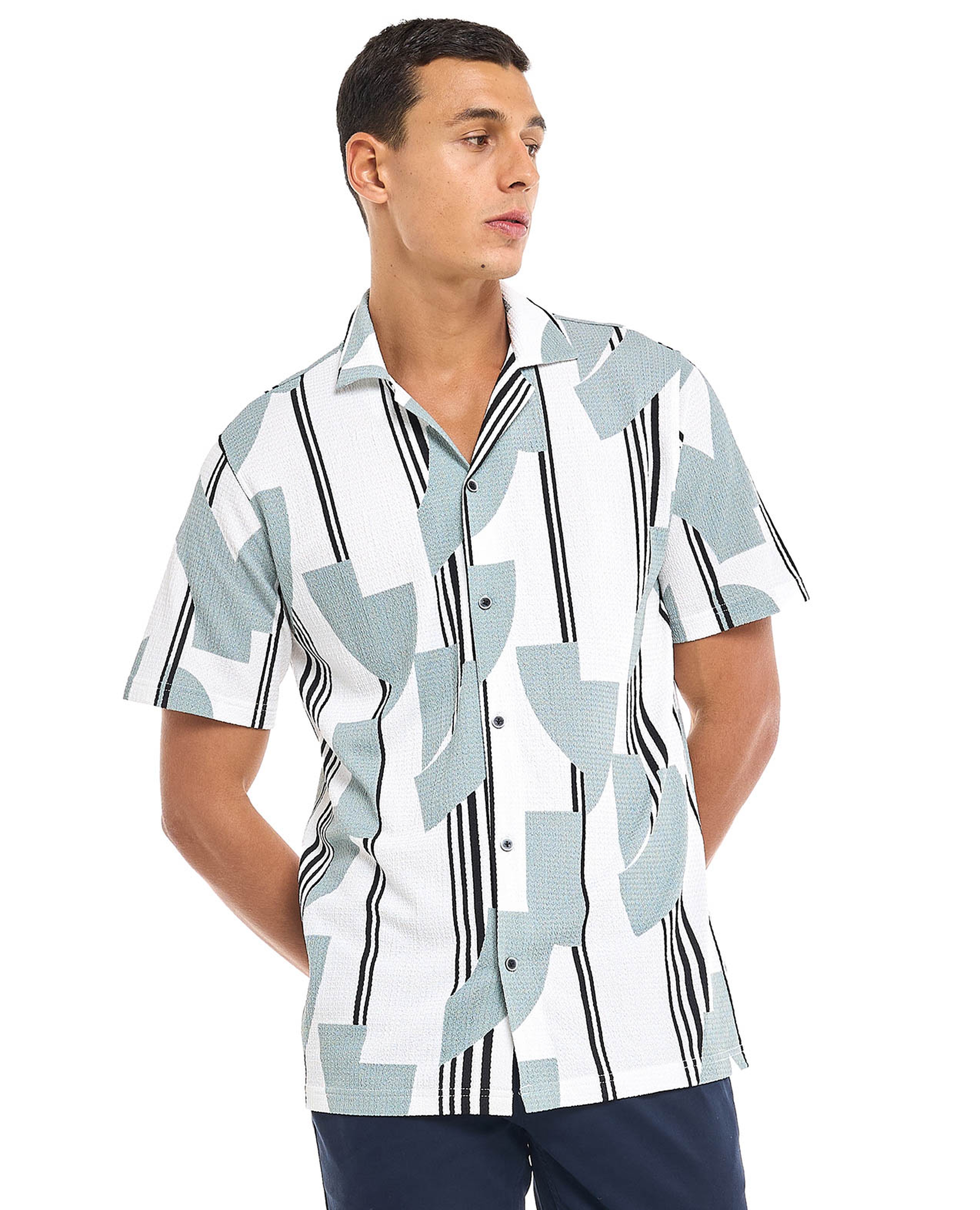 قميص بنقشة بياقة ريفر وأكمام قصيرة