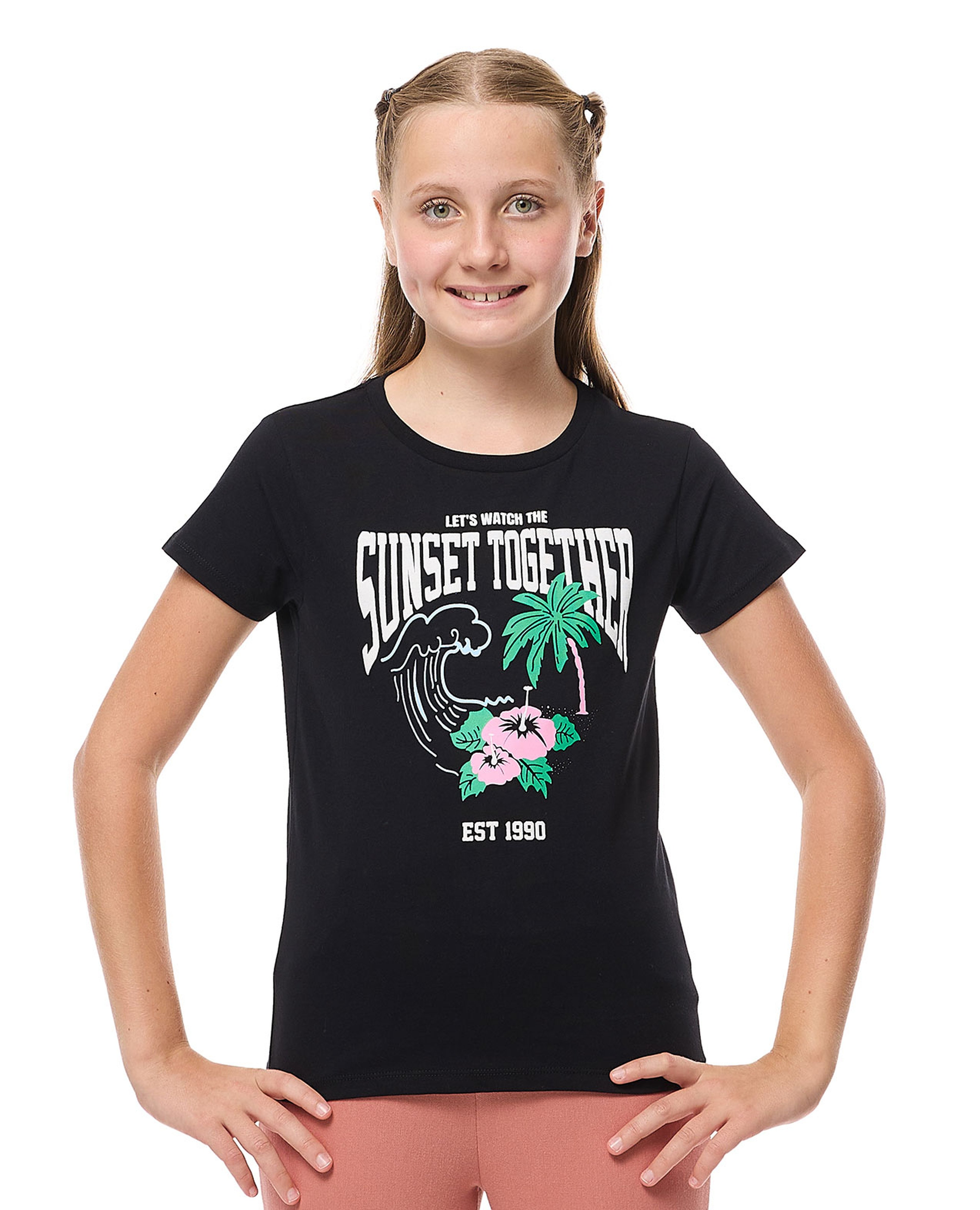 تيشيرت بطبعة بياقة دائرية وأكمام قصيرة