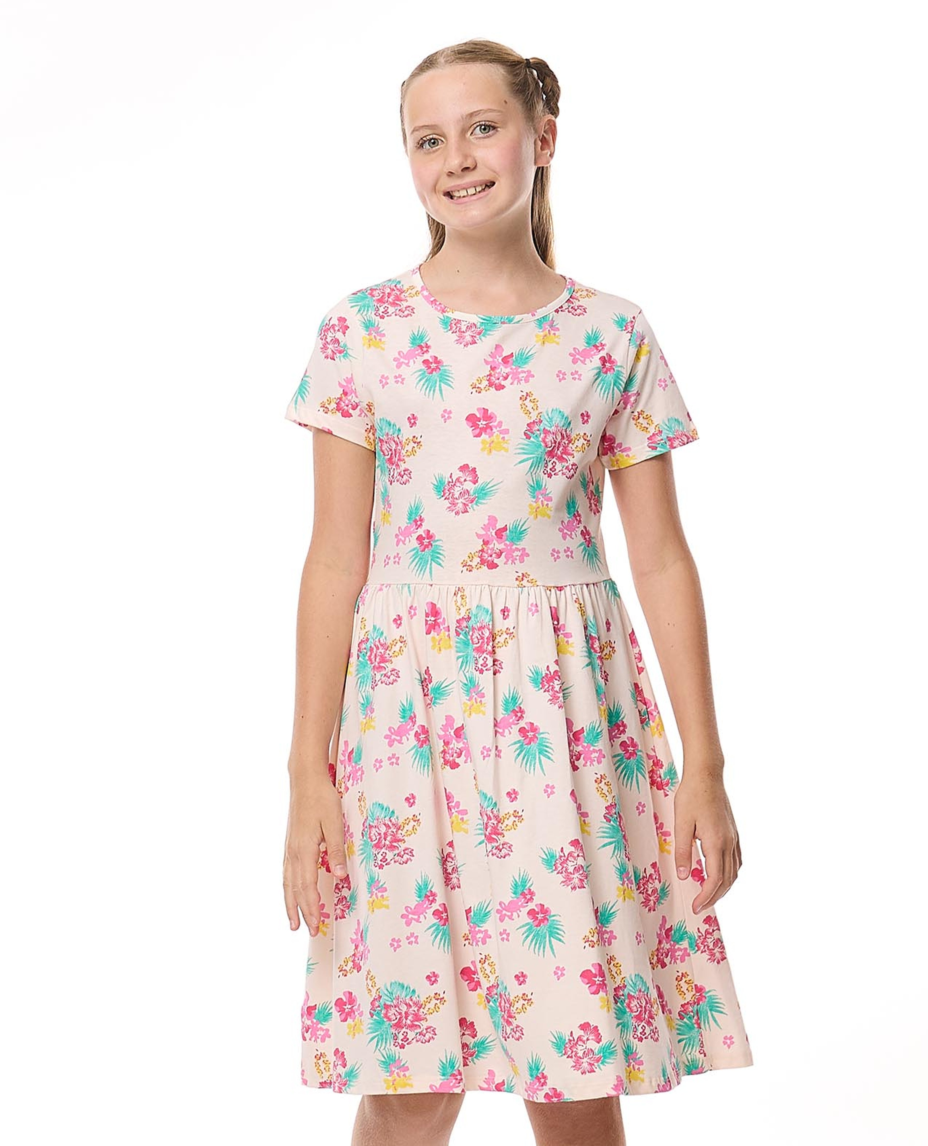 فستان بنقشة بياقة دائرية وأكمام قصيرة