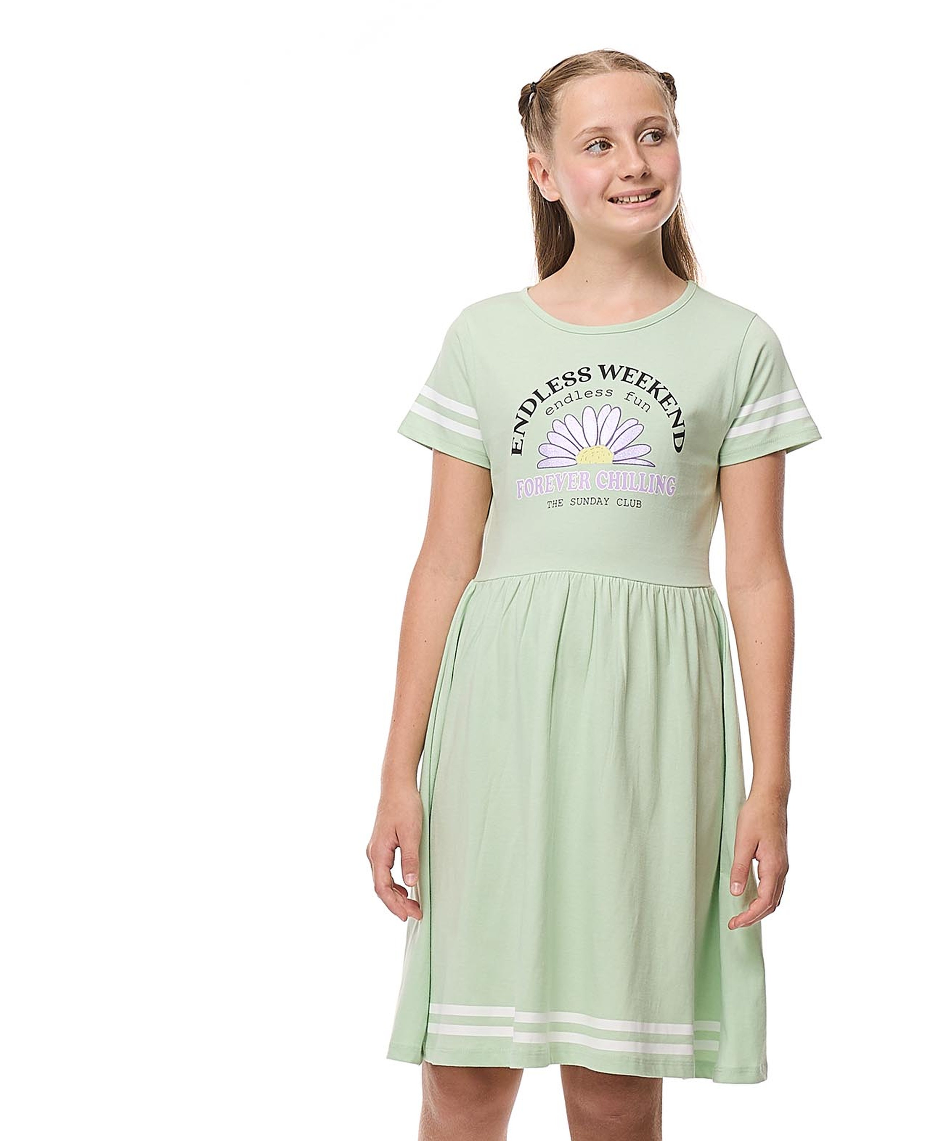 فستان بطبعة بياقة دائرية وأكمام قصيرة