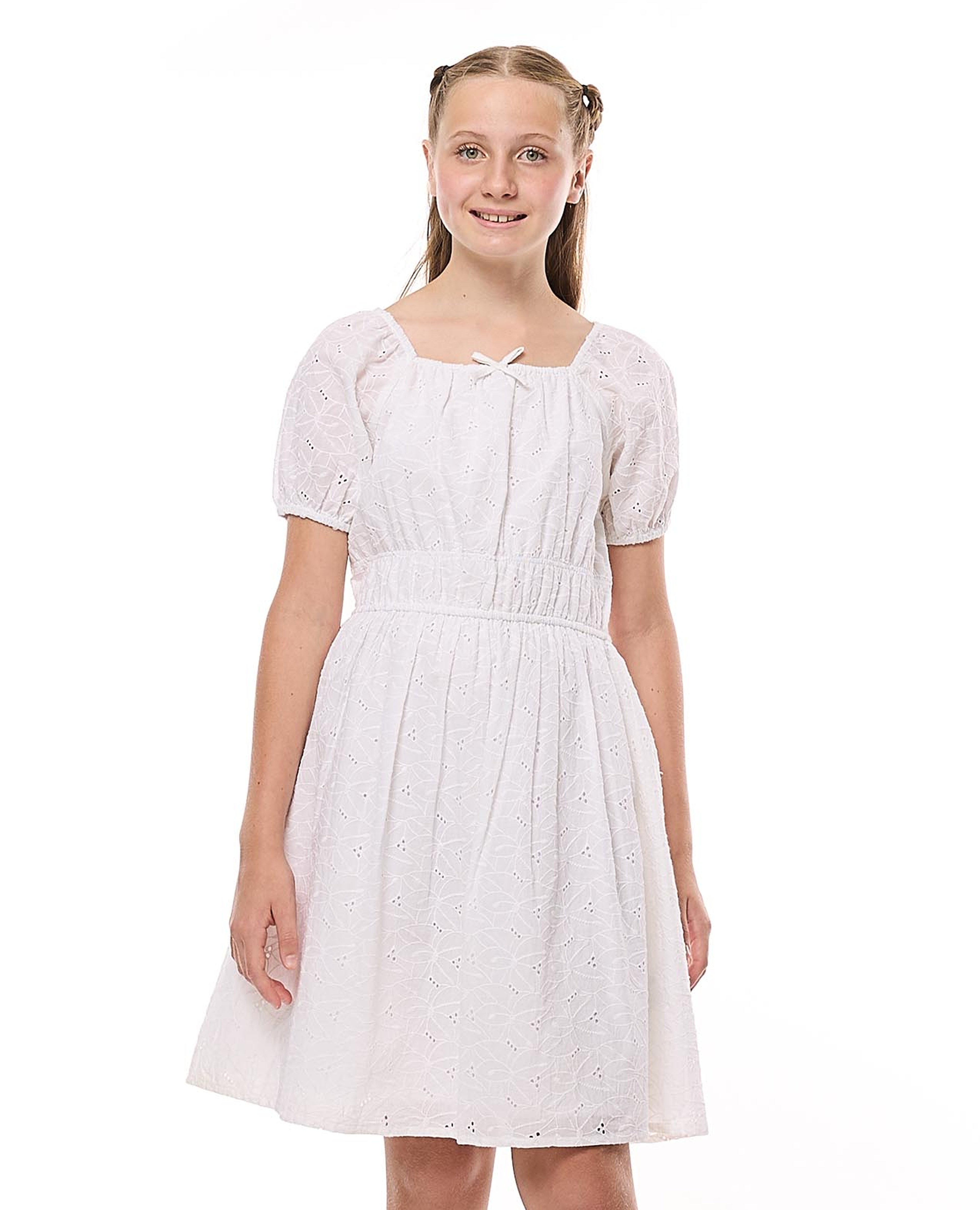 فستان شيفلي بياقة مربعة وأكمام باف