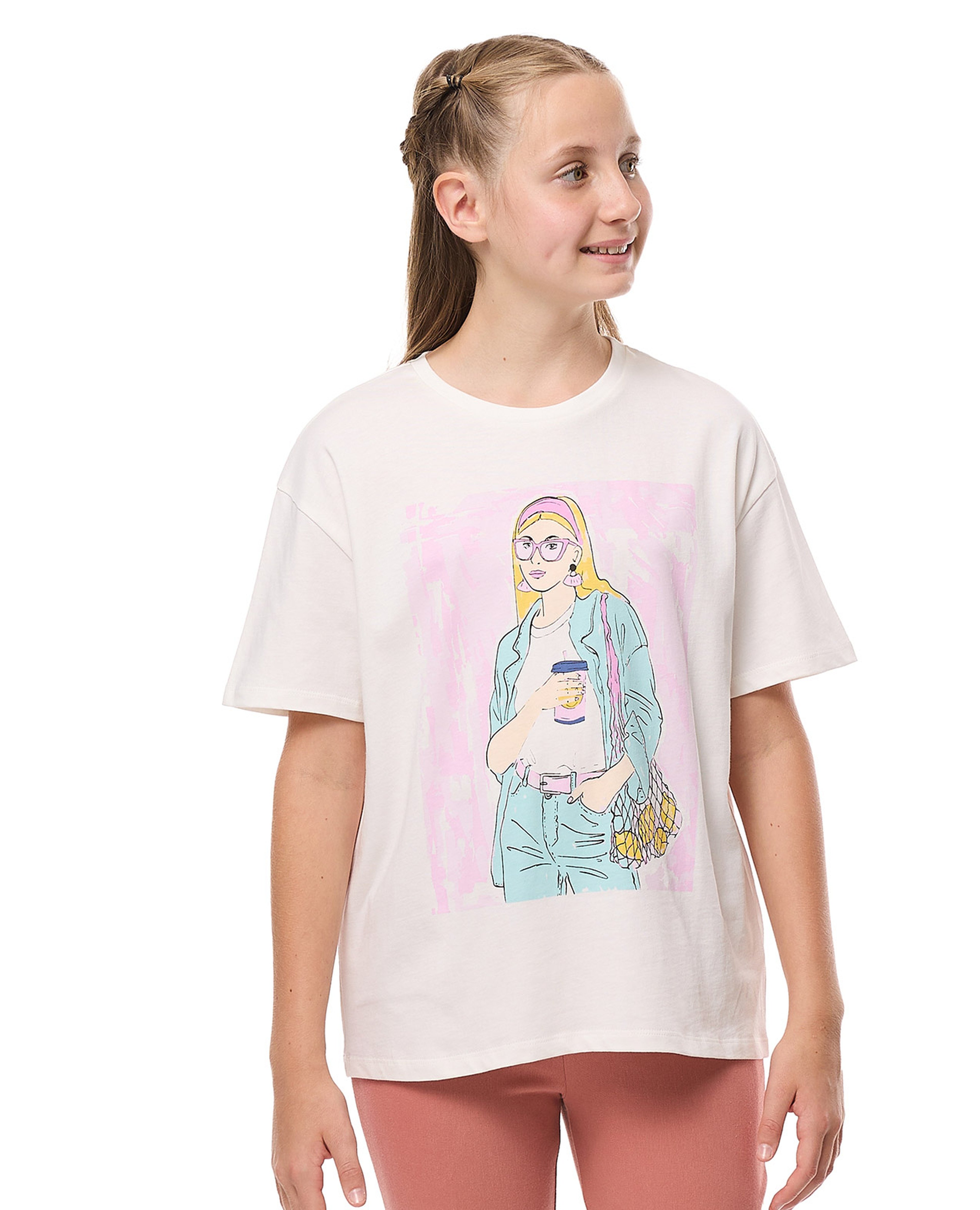 تيشيرت بطبعة بياقة دائرية وأكمام قصيرة