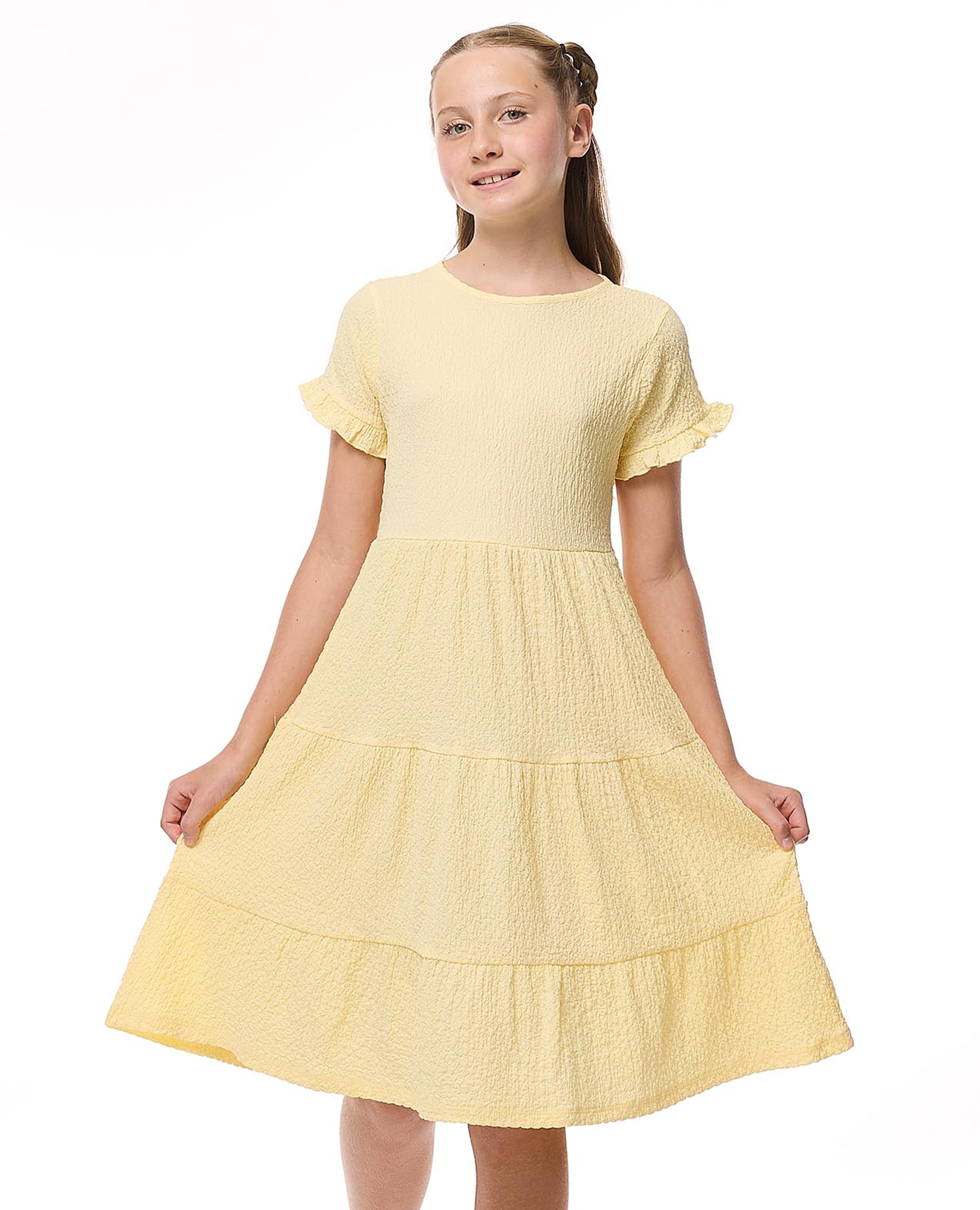 فستان بطبقات منسوجة بياقة دائرية وأكمام قصيرة