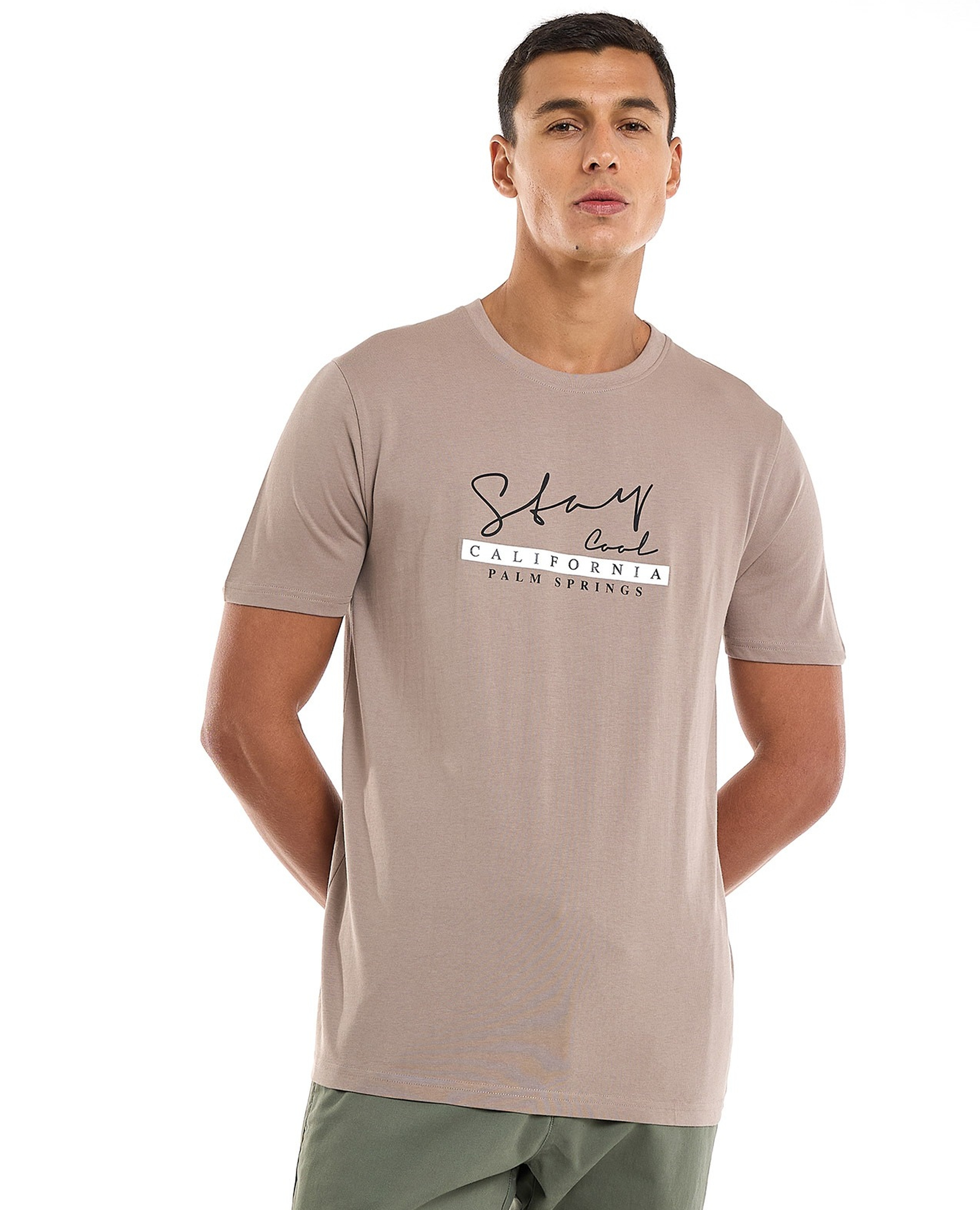 تيشيرت بطبعة بياقة دائرية وأكمام قصيرة