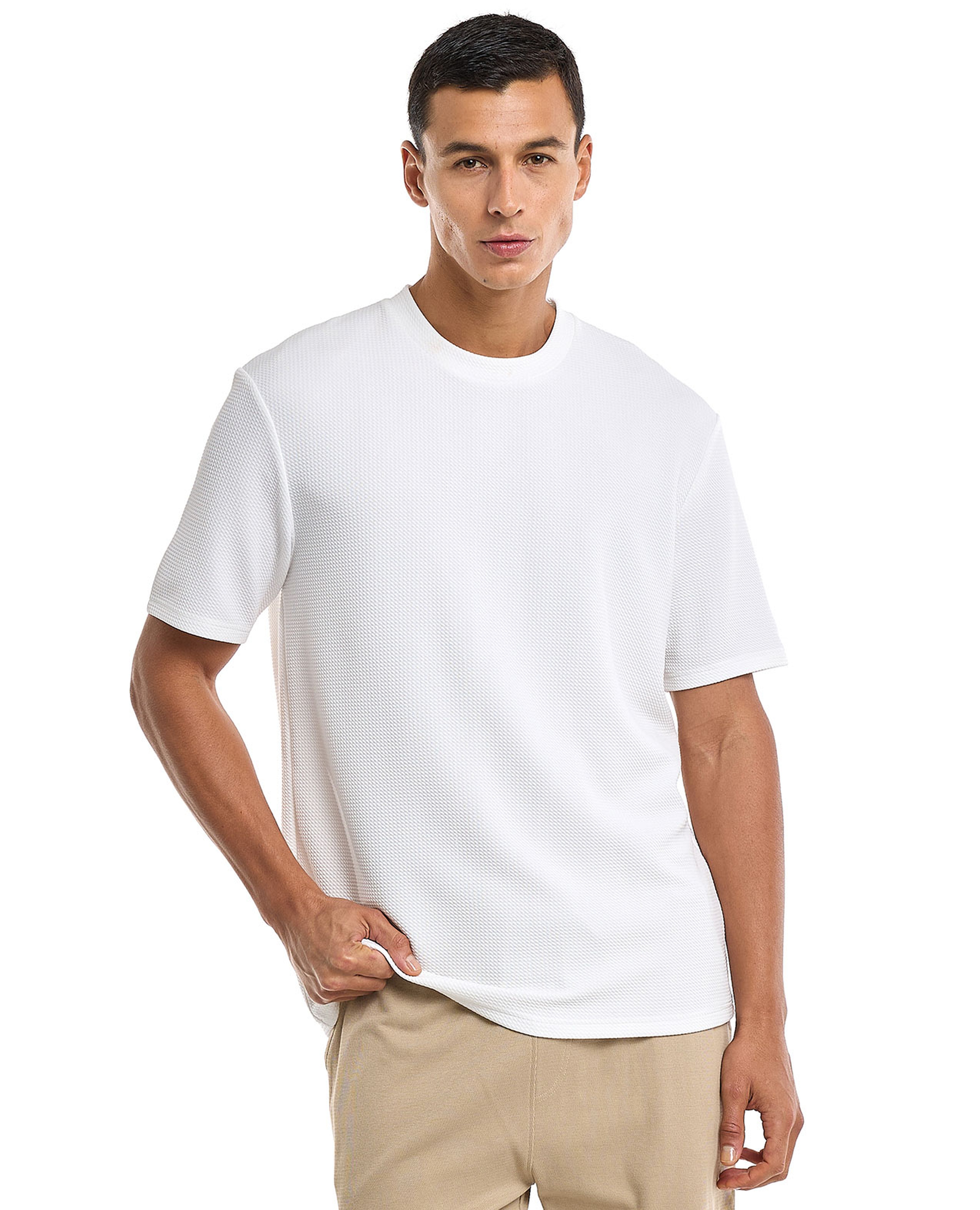 تيشيرت بياقة دائرية وأكمام قصيرة