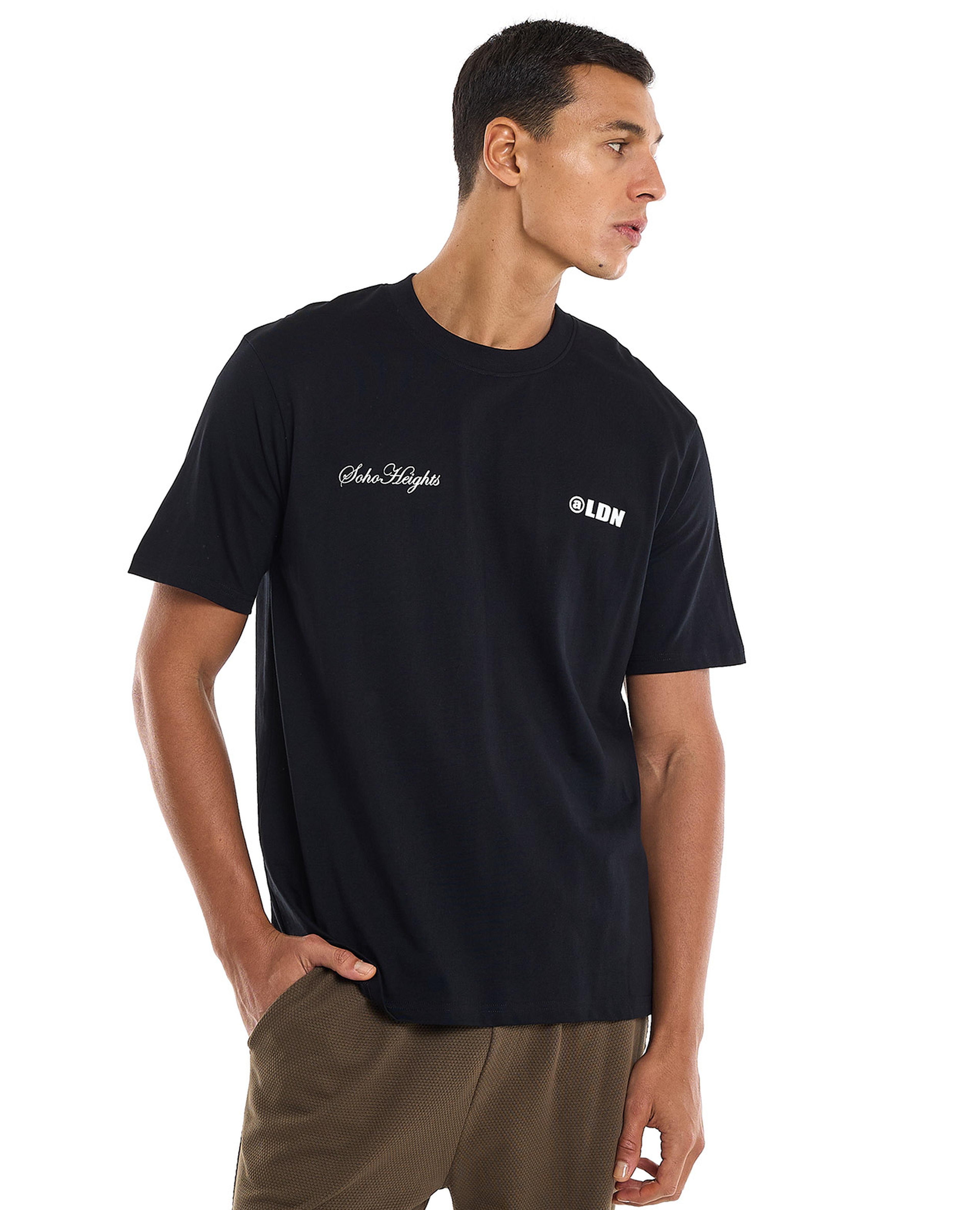 تيشيرت بطبعة بياقة دائرية وأكمام قصيرة